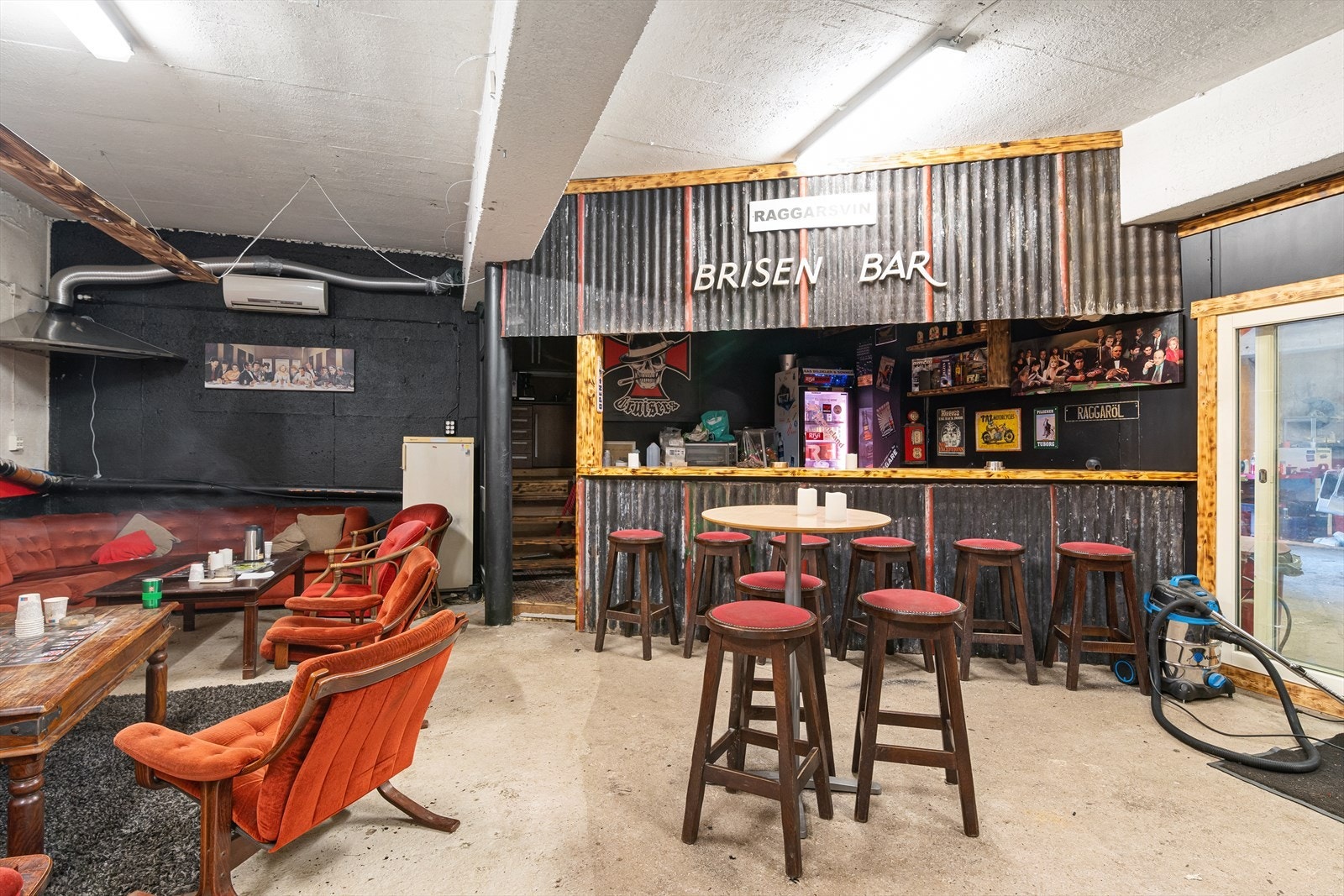 Sosial sone med barløsning og sittegrupper. Galleribilde