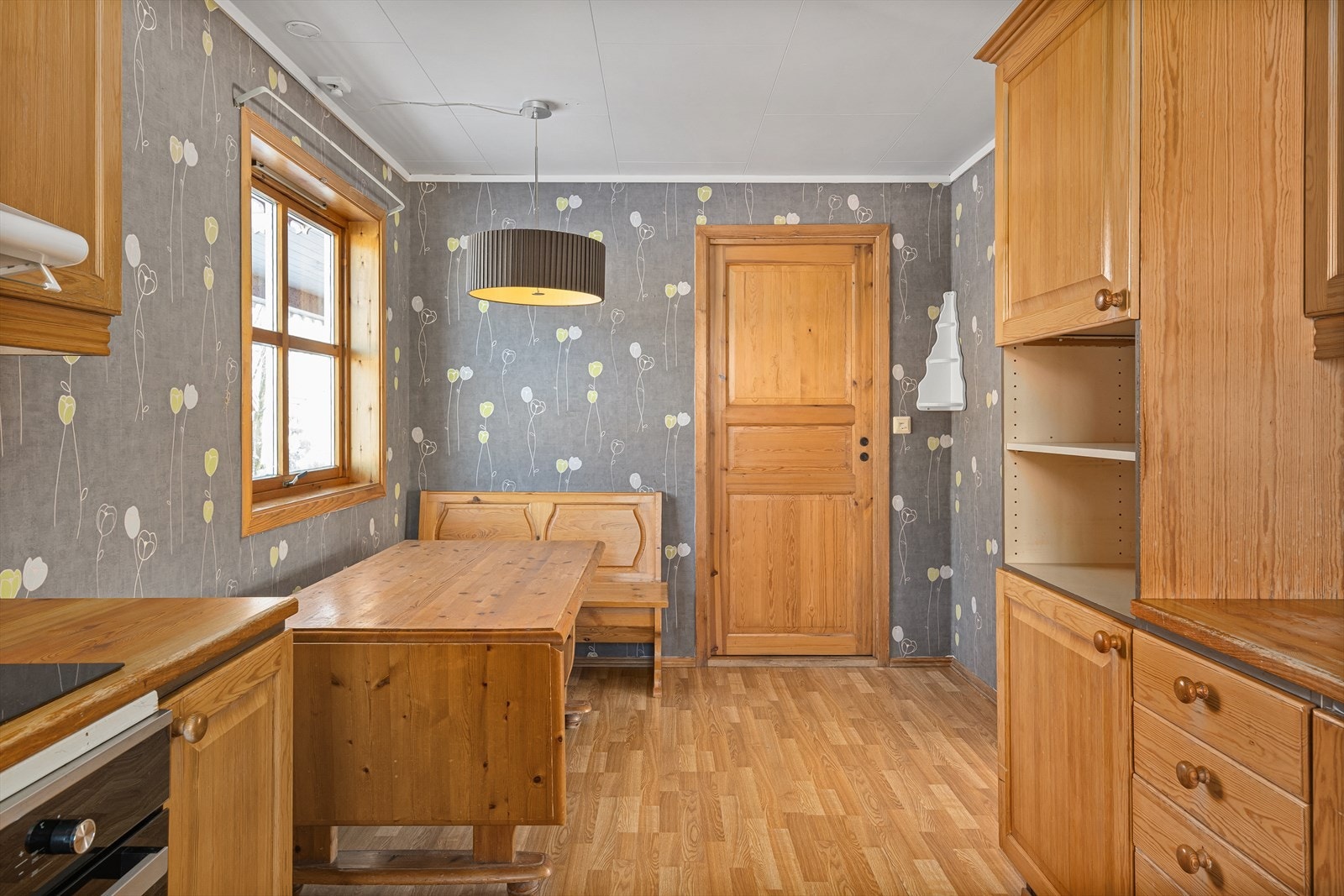 Rommet har plass til et mindre spisebord for de daglige måltidene. Galleribilde