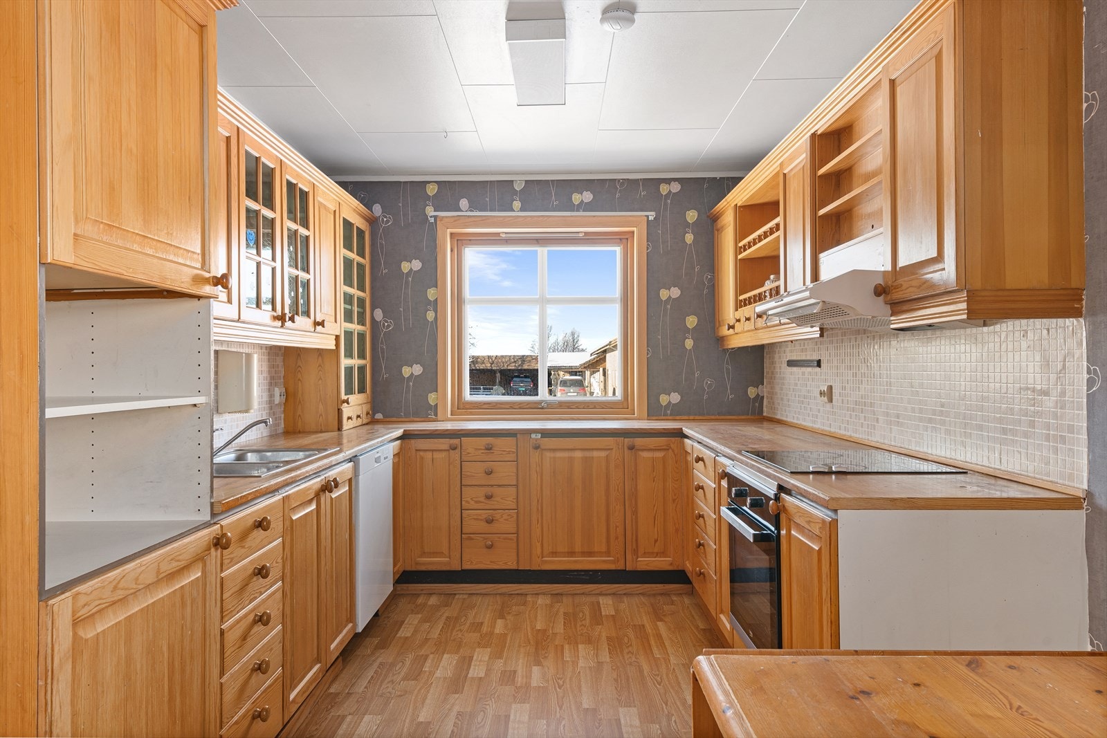 Kjøkkenet byr på svært god benke- og skapplass. Her har man store arbeidsflater for kokkelering. Galleribilde