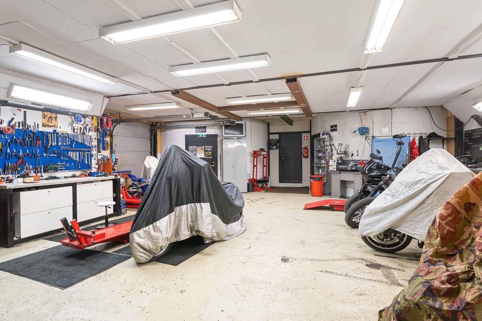 Driftsbygningen har flere kjekke soner. Her finner vi verkstedet som er godt utstyrt. Fastmontert inventar medfølger. Galleribilde