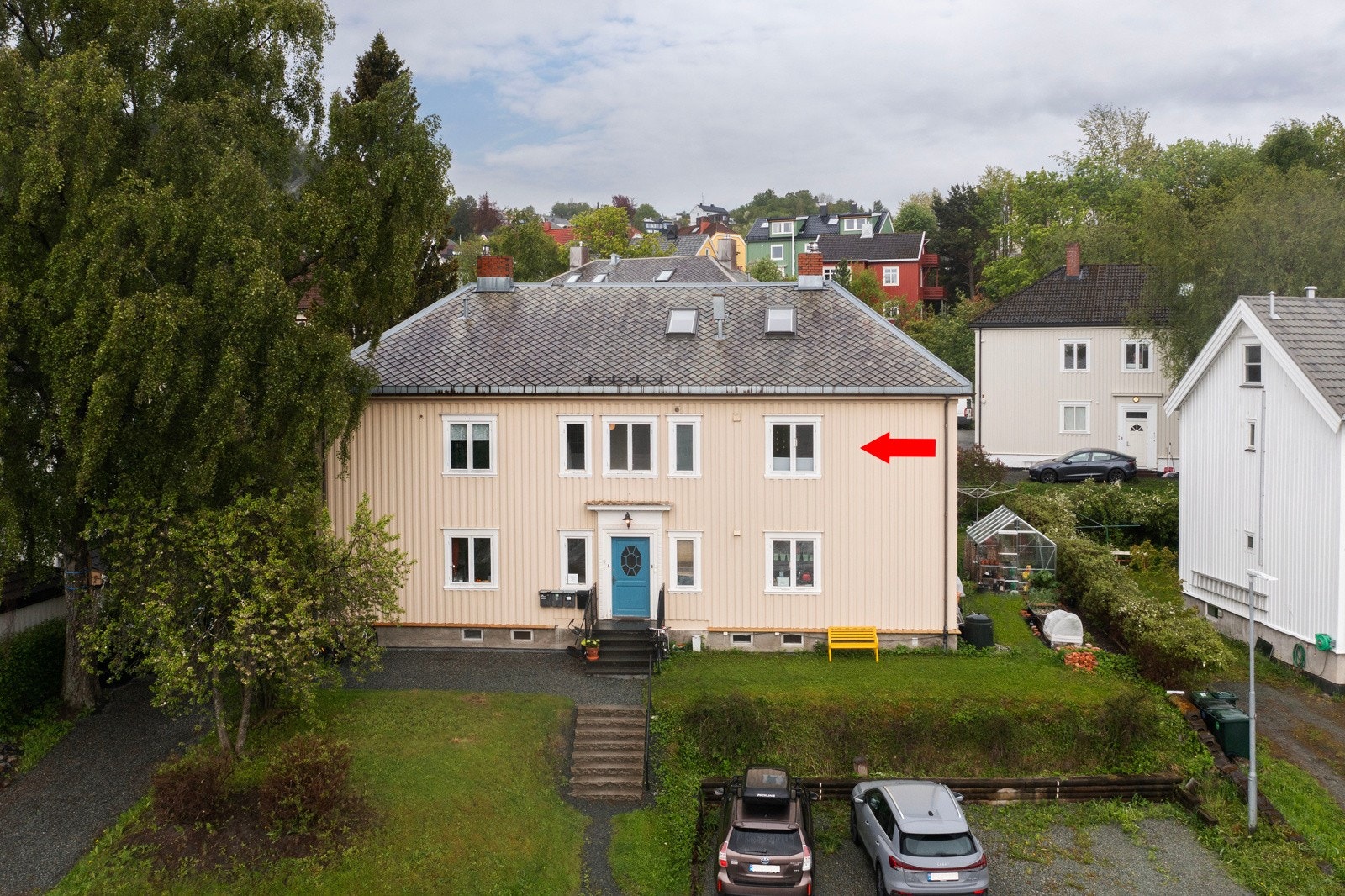 Dronefoto. Leilighetens plassering markert med rød pil Galleribilde