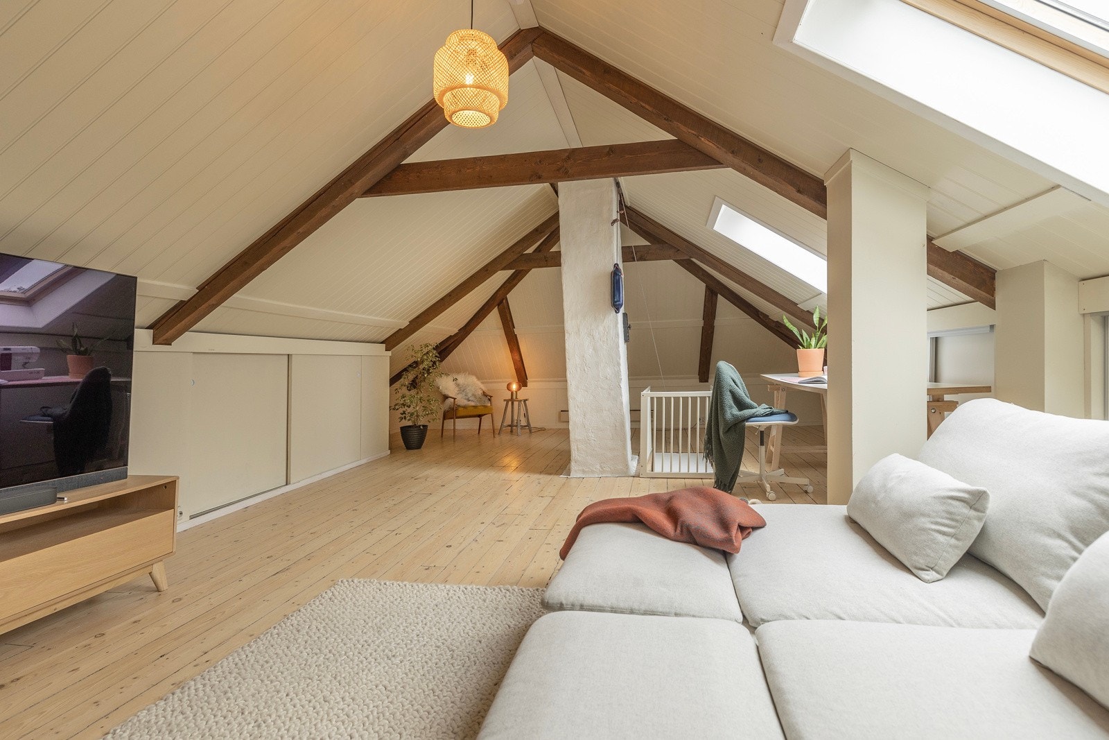 Loftstuen Godt med oppbevaring i knevegger. Galleribilde