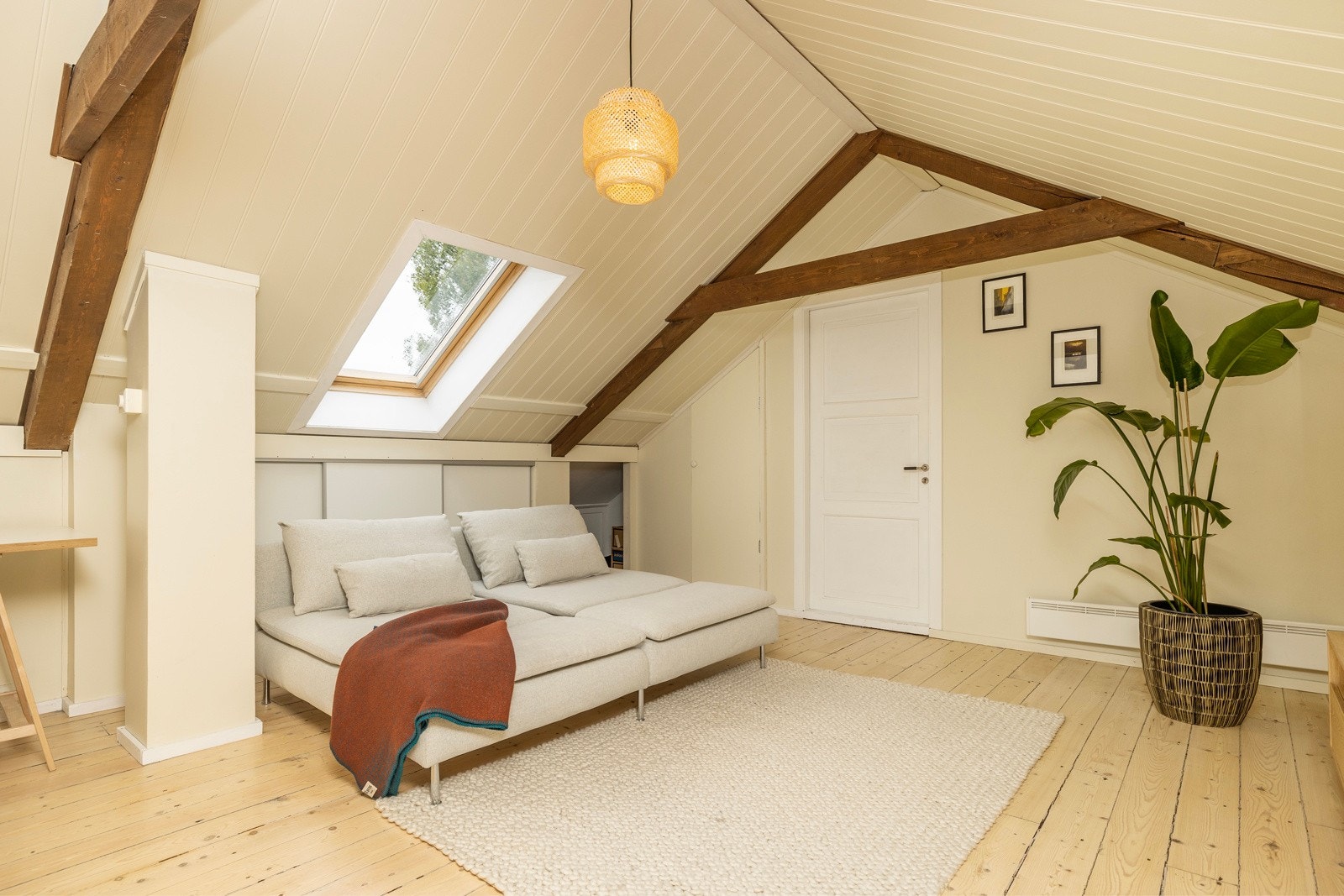 Loftstue. Rømningsvei via døren rett frem. Galleribilde