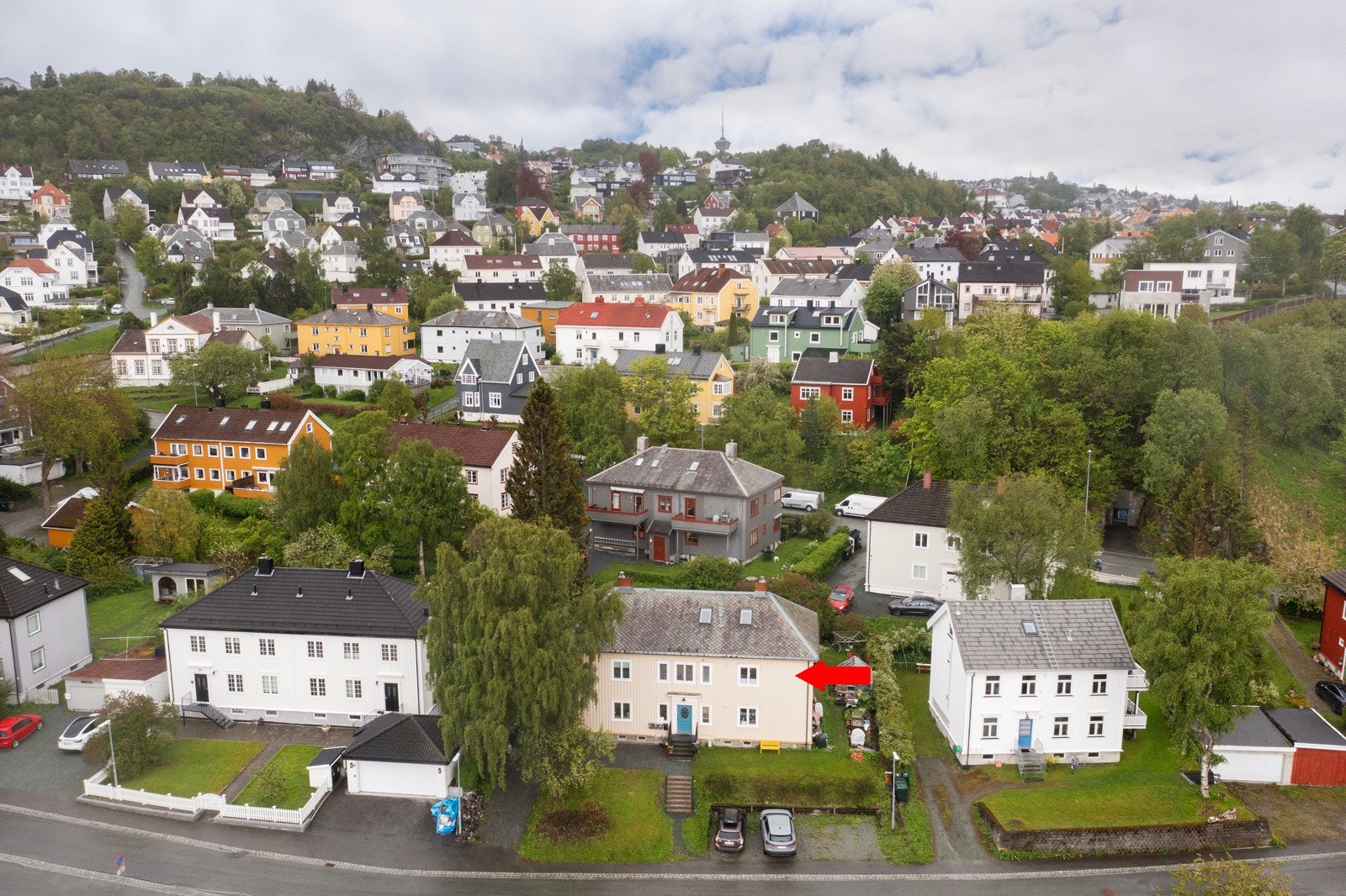 Dronefoto, bygningen og Kuhaugen/nærområdet bakenfor. Galleribilde