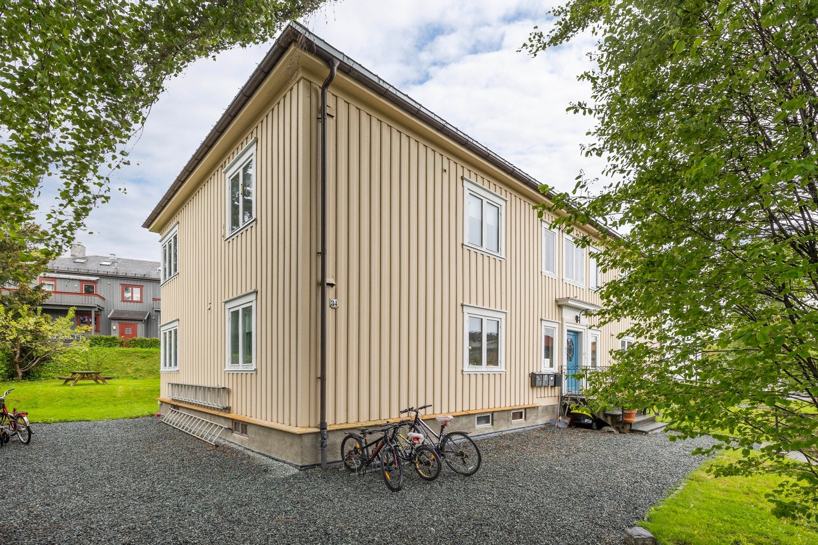 Fasade og gårdsplass. Galleribilde