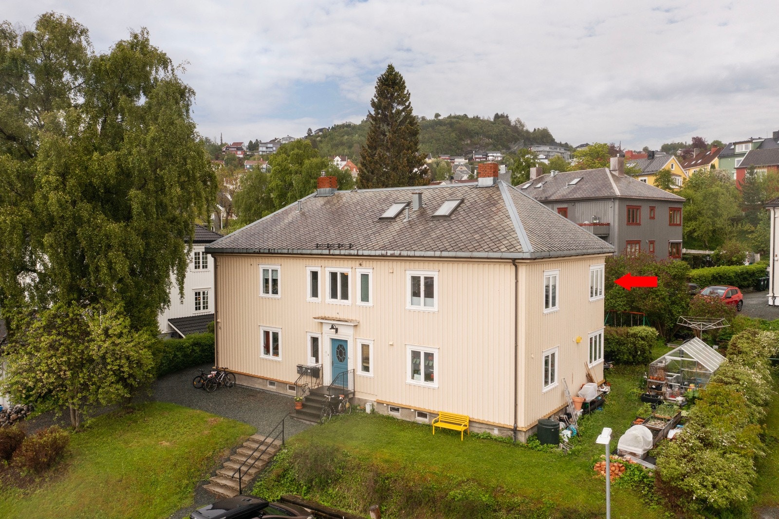 Dronefoto. Leilighetens plassering markert med rød pil Galleribilde