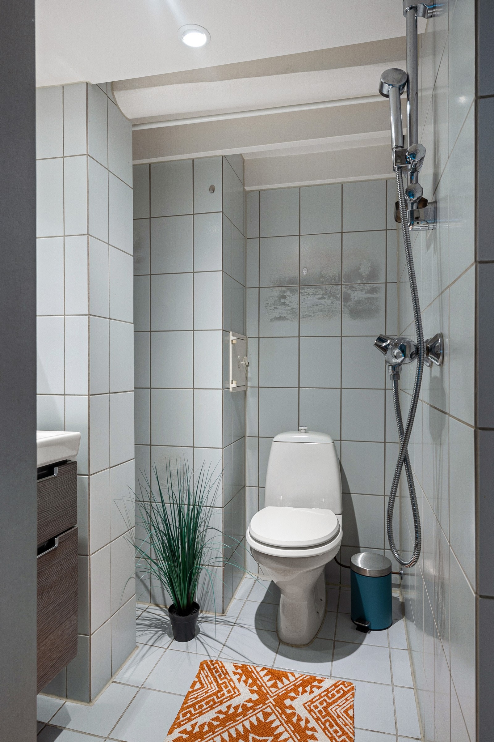 Bad 2 er innredet med servant, dusj og toalett Galleribilde