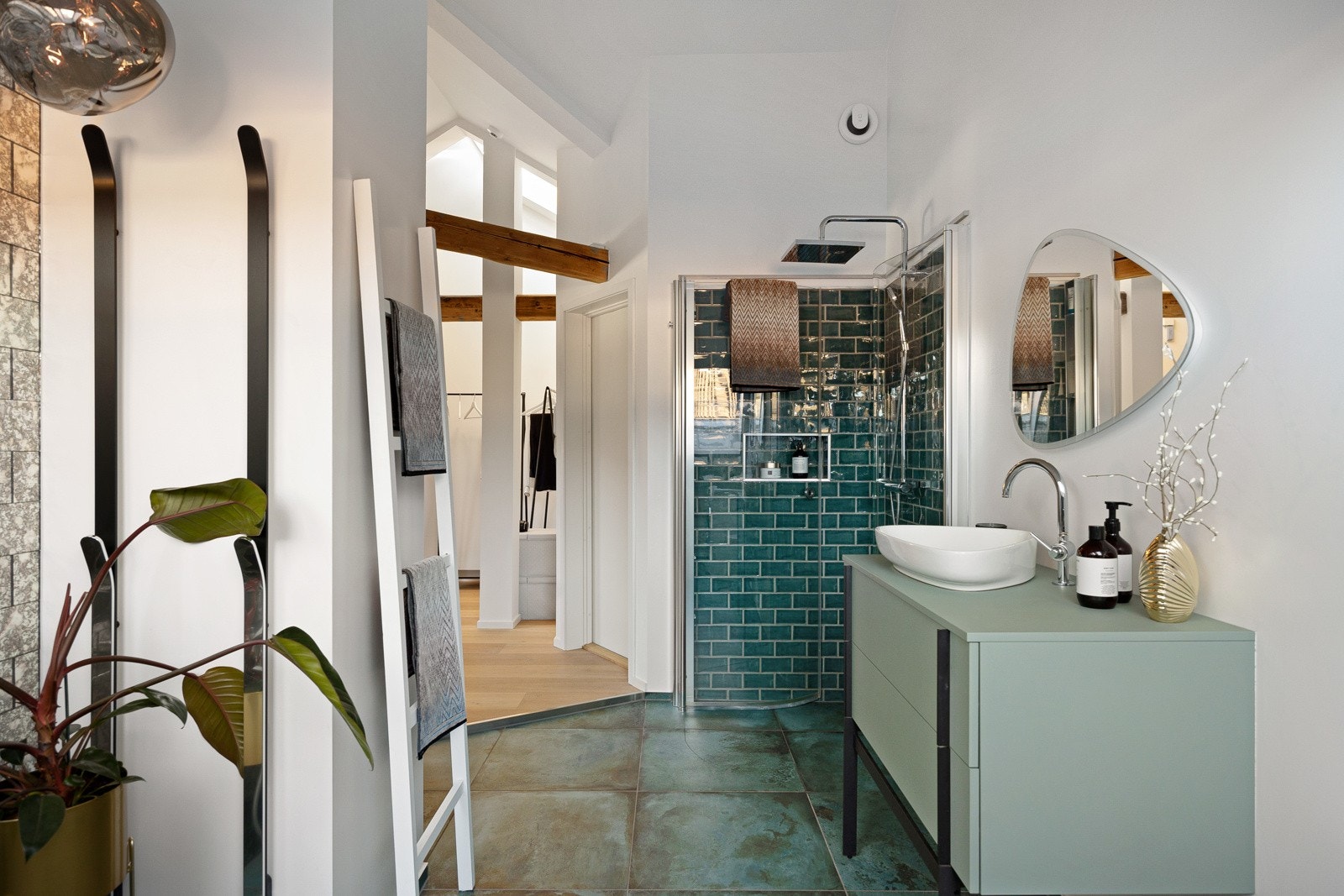 Her er alt gjennomført til fingerspissen. Håndkleoppheng med varme og antidugg-speil m/varme. Galleribilde