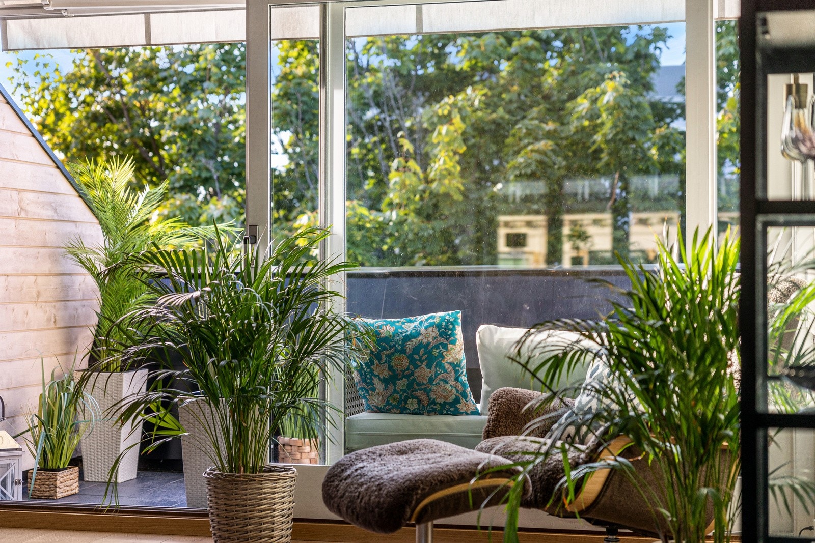 Vestvendt terrasse mot stille og rolig bakgård Galleribilde