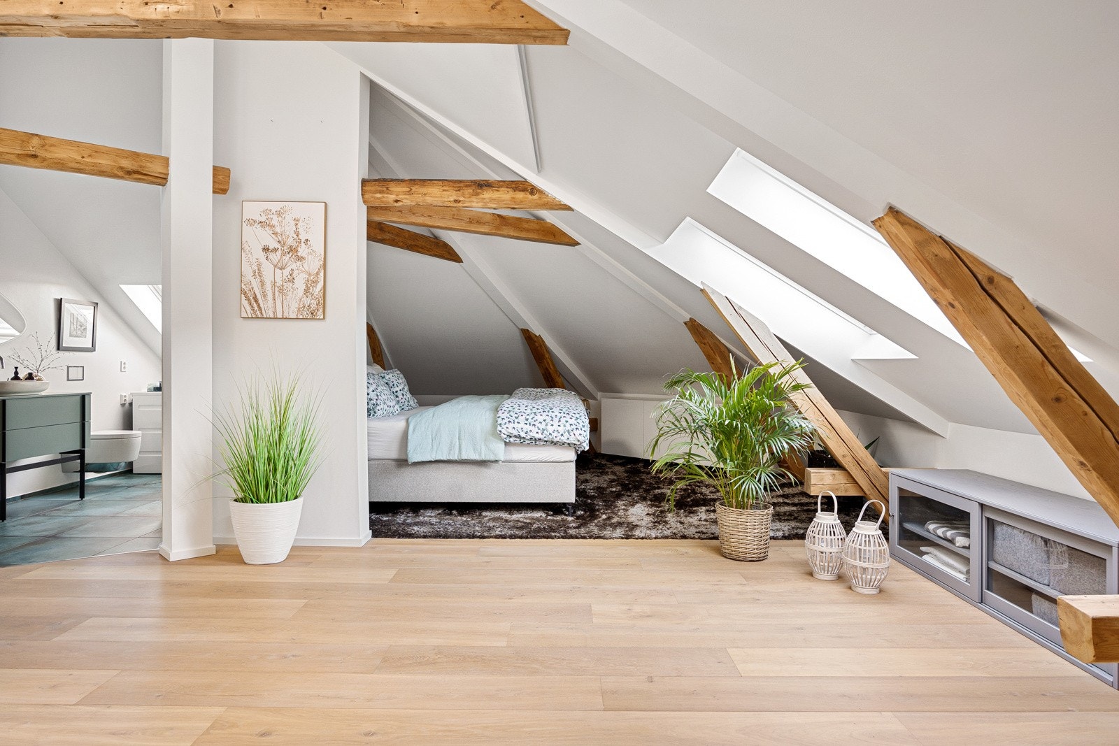 Gjennomgang fra kjøkken kommer du til boligens soverom og bad Galleribilde