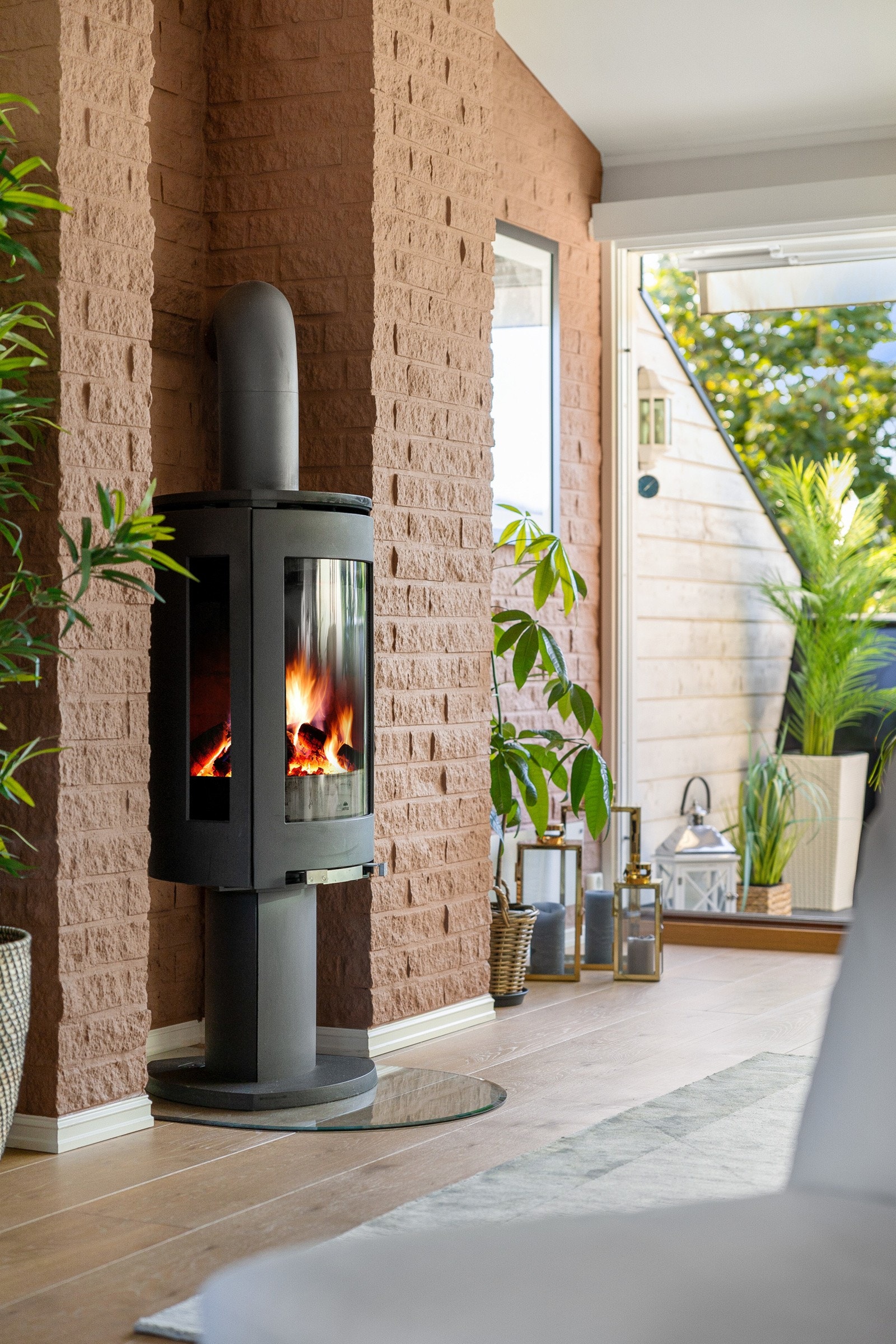 Boligen er utsmykket med en lun og varm peisovn, samt lekker murvegg som gir boligen karakter. Galleribilde