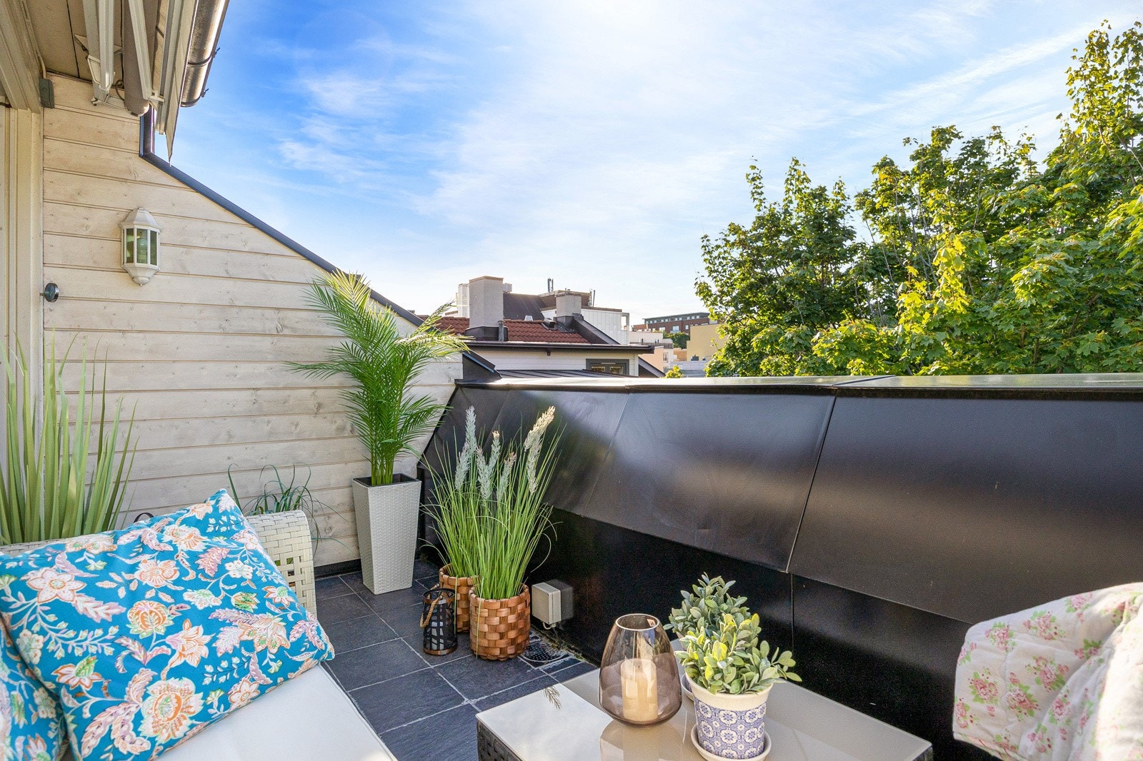 Terrassen er målt til 7 m2 og har god plass til utemøbler og grill. Galleribilde