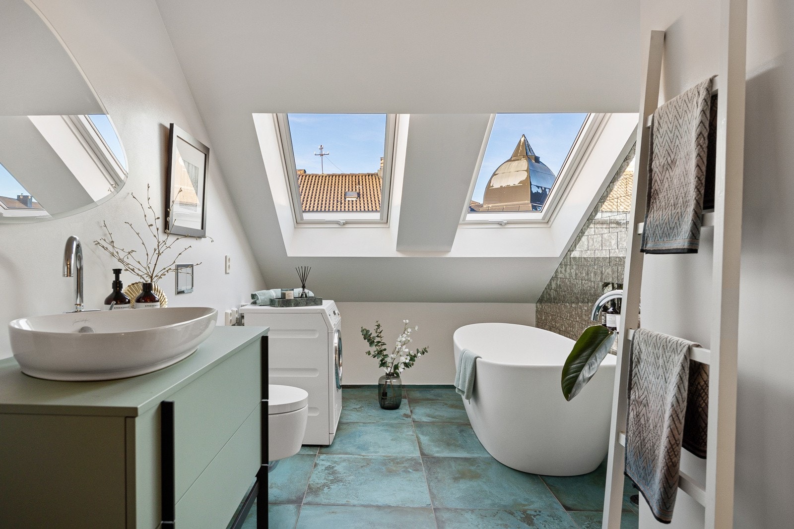 Fliser, servant og speil fra Fired Earth. Galleribilde