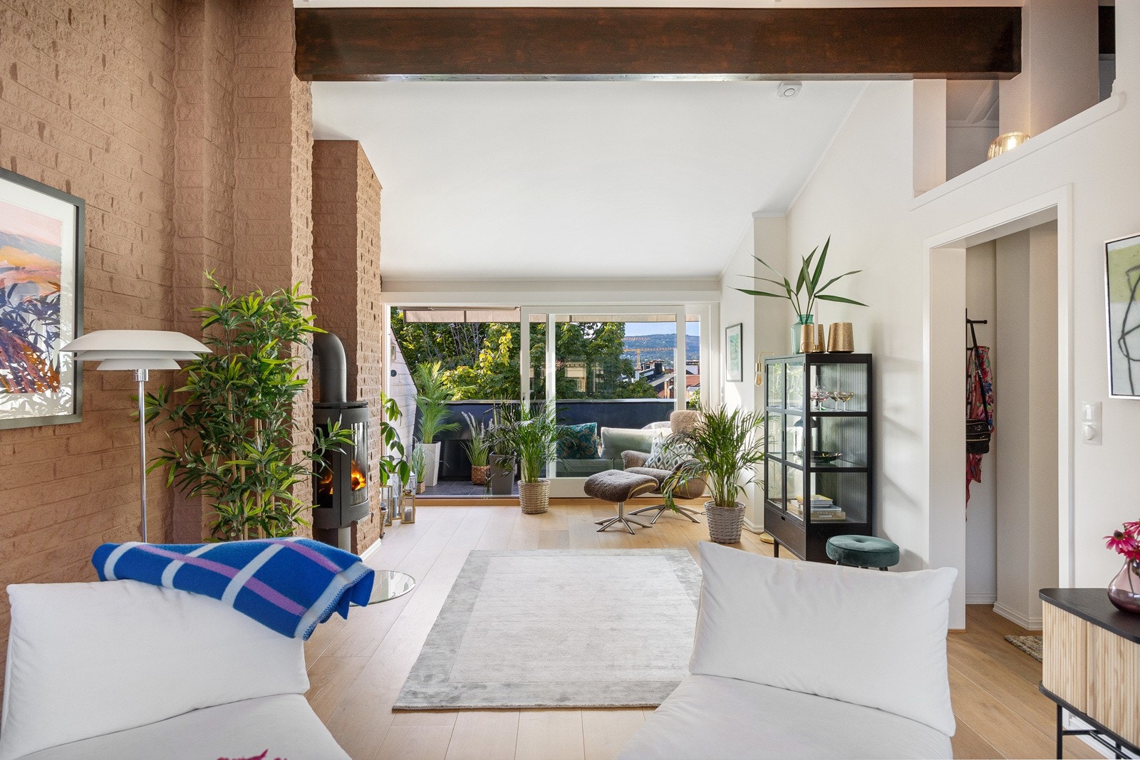 Takhøyden i stuen målt til 2,35 - 3,22 meter på det høyeste. Galleribilde