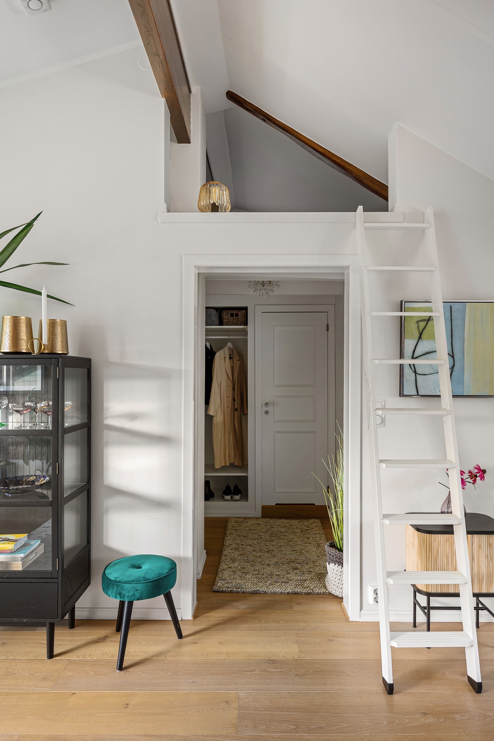 Fra stue er det tilkomst til praktisk hems på 7,5 m2. Arealet er ikke målbart pga lav takhøyde. Galleribilde