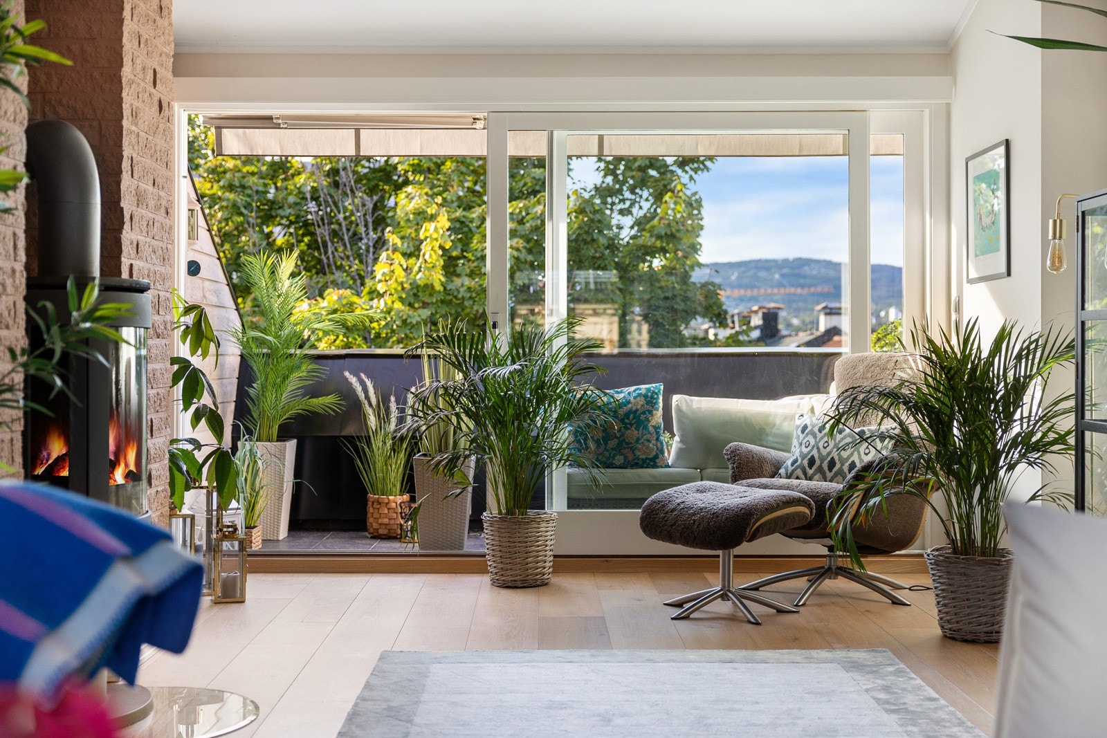 Stuen har en god og arealeffektiv planløsning med store vindusflater, noe som gir en lys og luftig atmosfære. Galleribilde