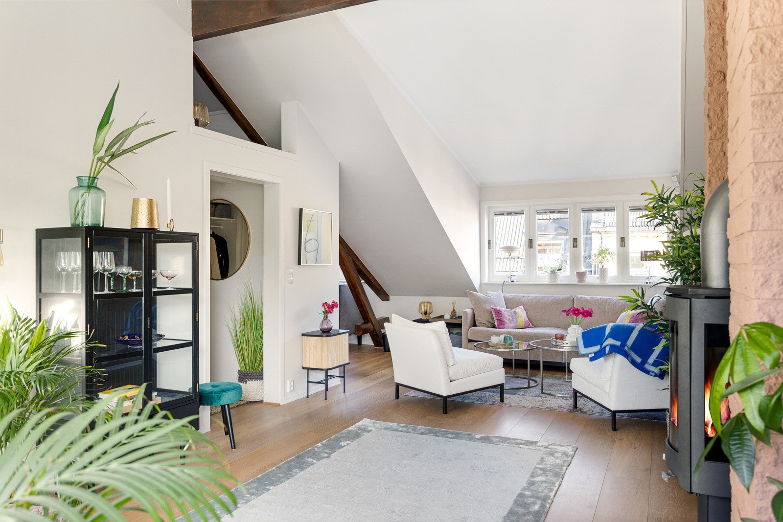 Boligen inkluderer stue, kjøkken, soverom og to bad, samt hems. Boligen disponerer også to boder for maksimal plassutnyttelse. Galleribilde