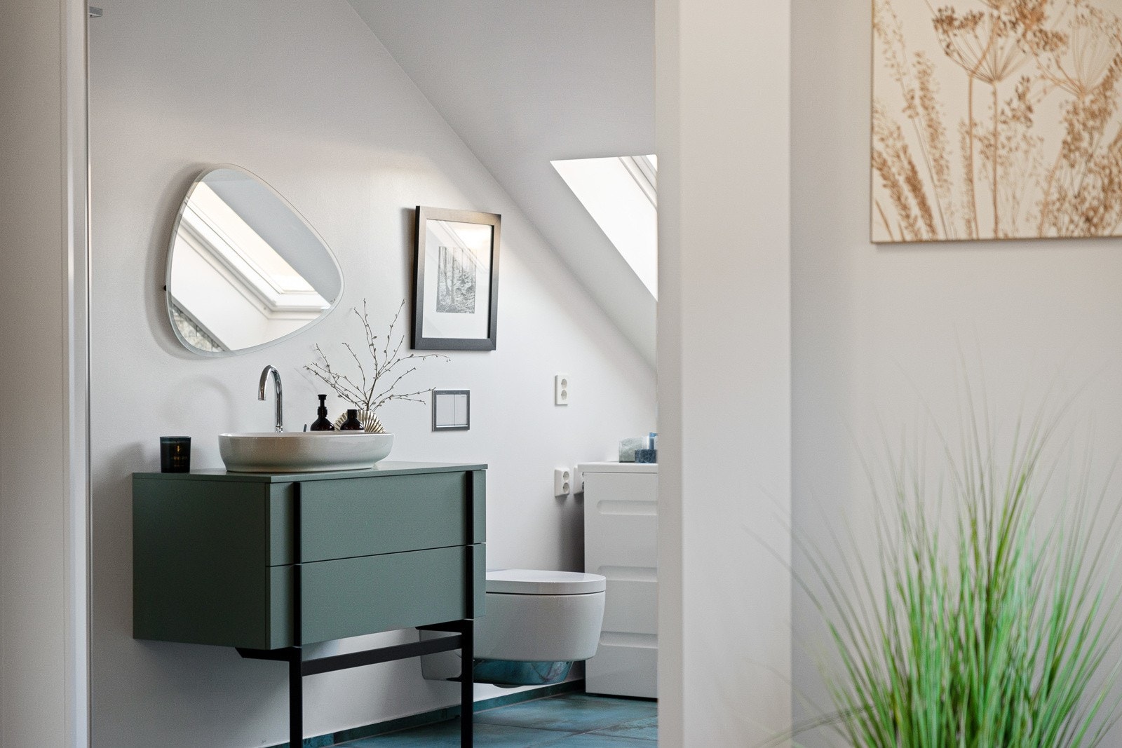 Videre kommer du til hovedbad. Lekkert flislagt hovedbad fra 2020 med elektriske varmekabler i gulv. Galleribilde