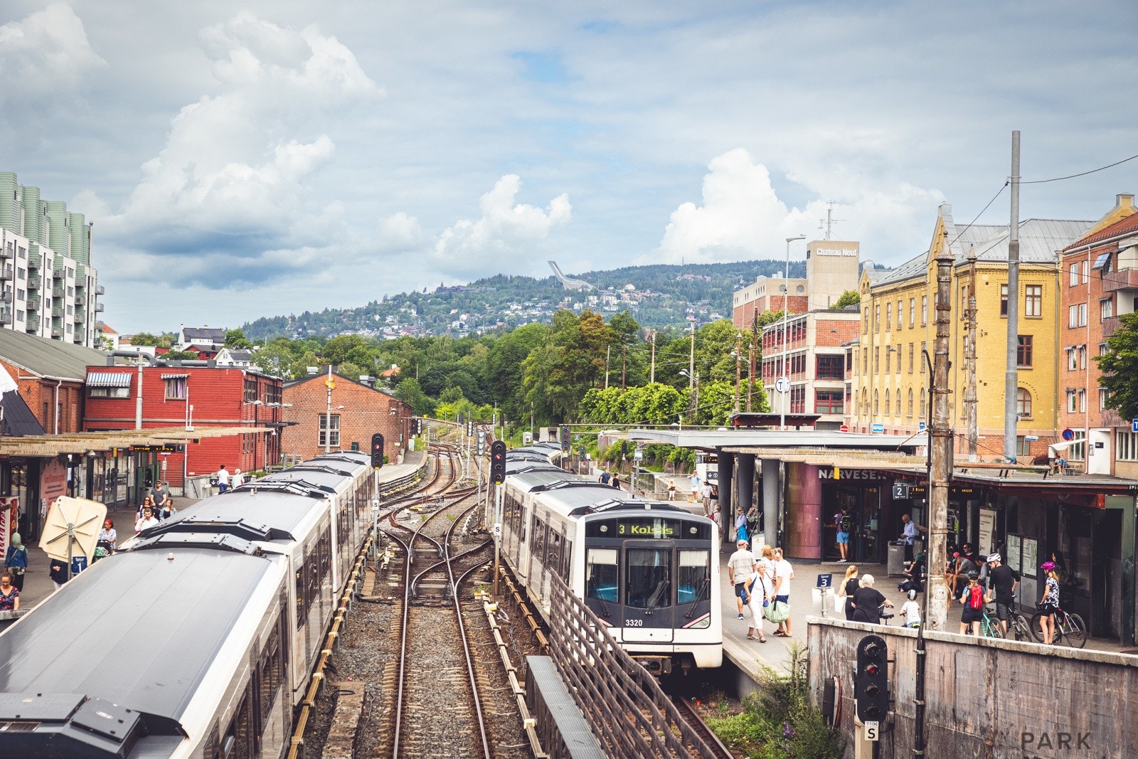 Knutepunktet for kollektivtransport, Majorstuen stasjon, er kun 10 minutter unna. Her finnes T-bane med overgang til alle linjer, samt hyppige buss- og trikke avganger i alle retninger. Galleribilde
