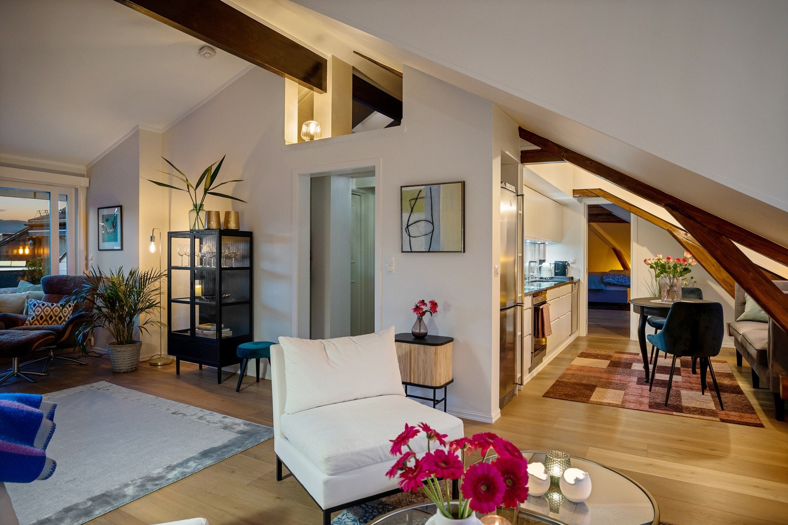 Boligen har en delvis åpen stue-/kjøkkenløsning og som naturlig blir boligens samlingspunkt. Galleribilde