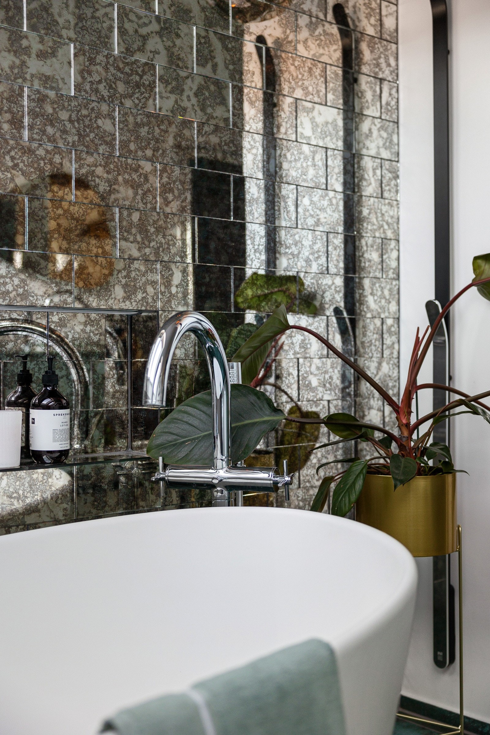 Designlampe fra Dixon ved badekar Galleribilde