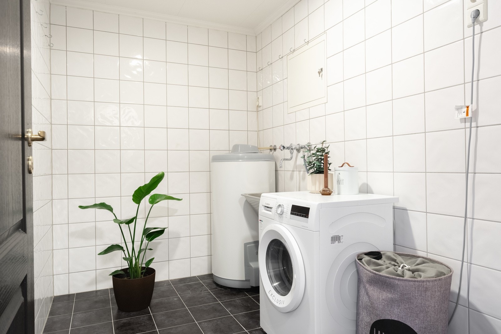 Praktisk vaskerom på ca. 5,2 kvm. Her er det skyllekar, varmtvannstank, rør-i-rør fordelerskap samt opplegg for vaskemakin. Galleribilde