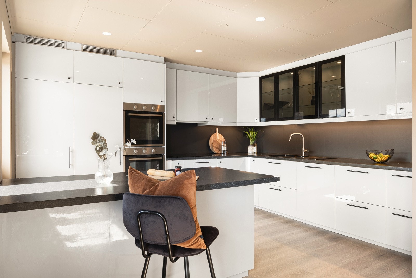 Av integrerte hvitevarer kan kjøkkenet skilte med stekeovn, oppvaskmaskin, kjøleskap, fryseskap og ventilator. Galleribilde