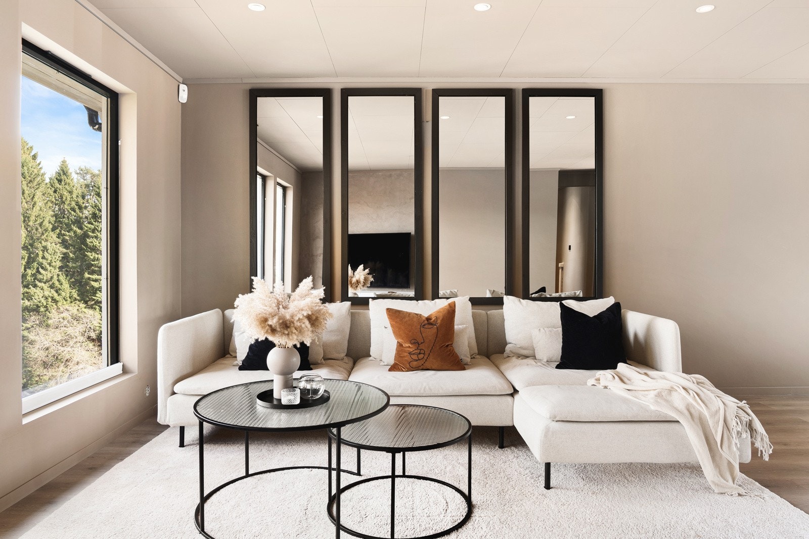 Stuen fremstår som meget moderne med laminatgulv, og flotte detaljer. Galleribilde