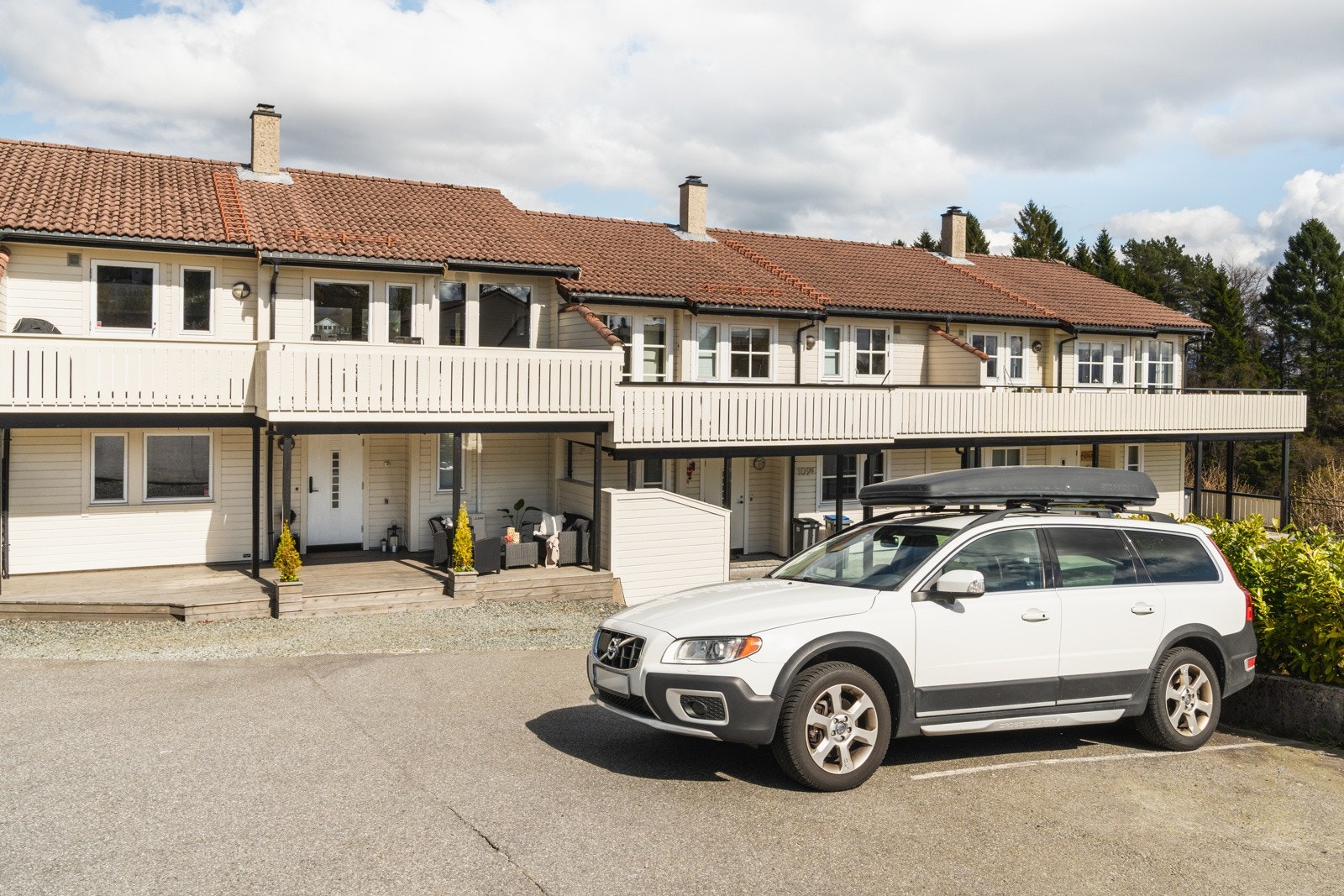 Leiligheten disponerer to parkeringsplasser, hvor en av de er rett utenfor boligen. Galleribilde