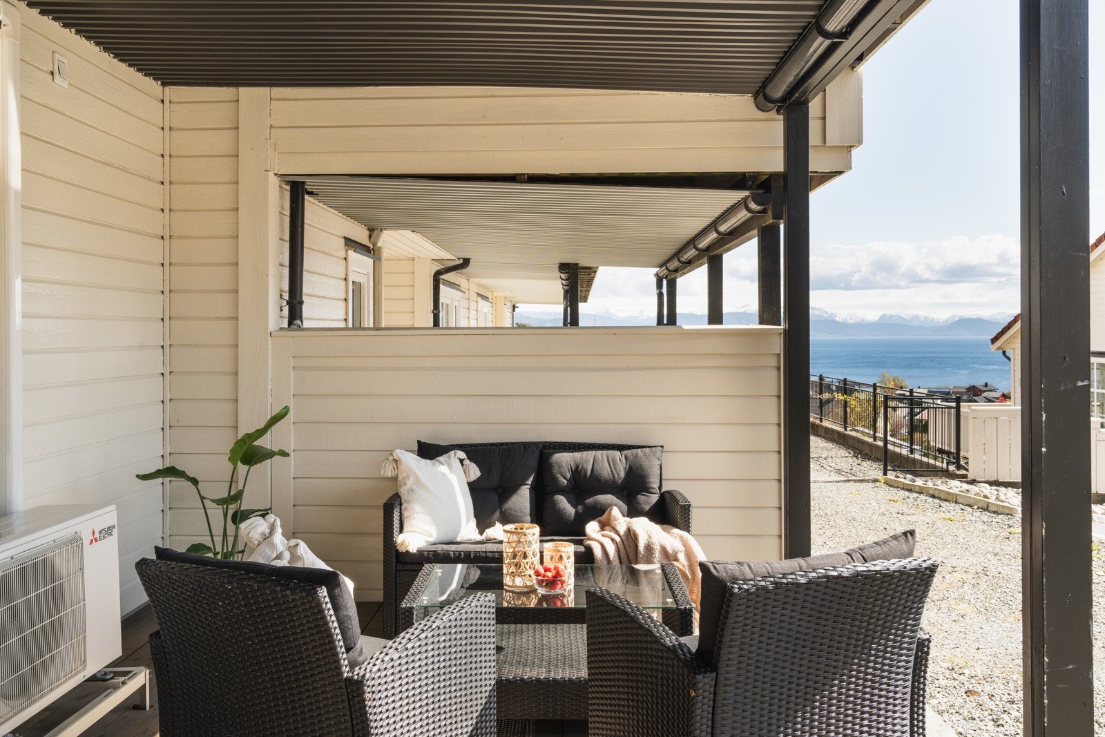 I tillegg til balkongen er det en terrasse på fremsiden av boligen med gode solforhold. Galleribilde