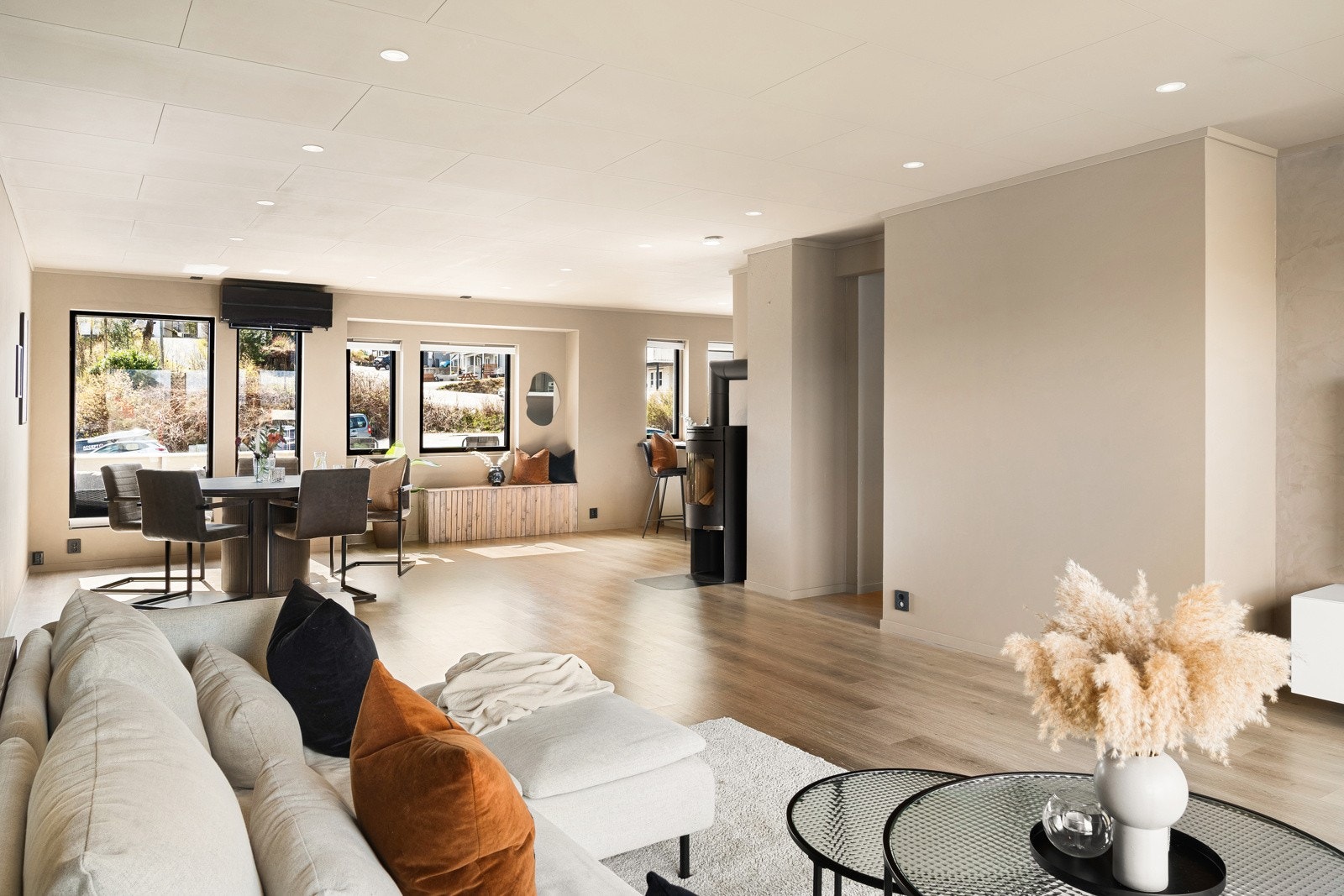 Rommets areal og funksjonelle utforming gjør det enkelt å innrede i flere soner. Galleribilde