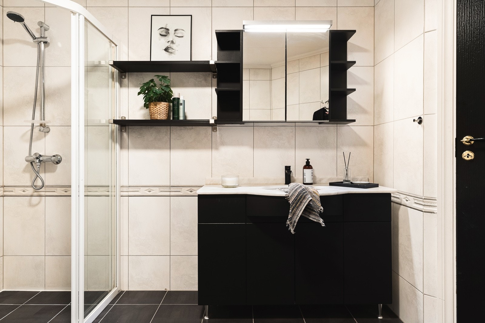 Badet er innredet med dusjhjørne, badekar, vegghengt toalett og baderomsinnredning. Galleribilde