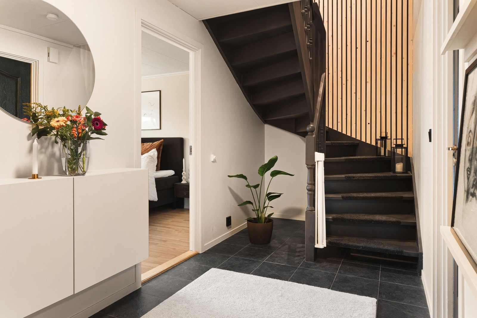 Videre forgrener entreen seg pent inn til de øvrige rommene. Galleribilde