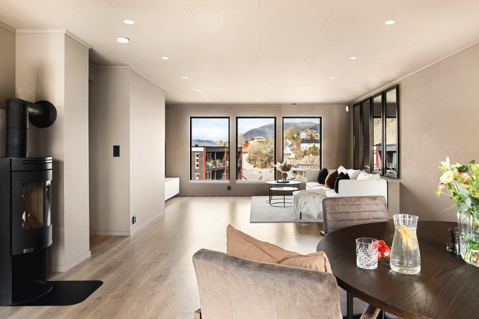 Lekker stue med åpen kjøkkenløsning på hele 57,3 kvm. Galleribilde