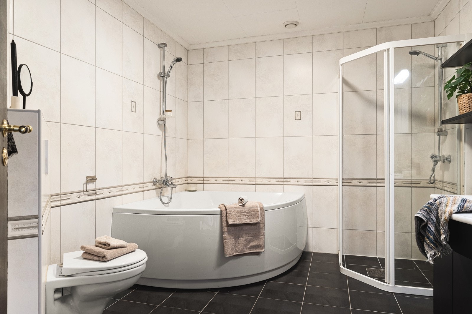 Helfliset bad på 7,4 kvm med takplater i himling og varmekabler i gulv. Galleribilde