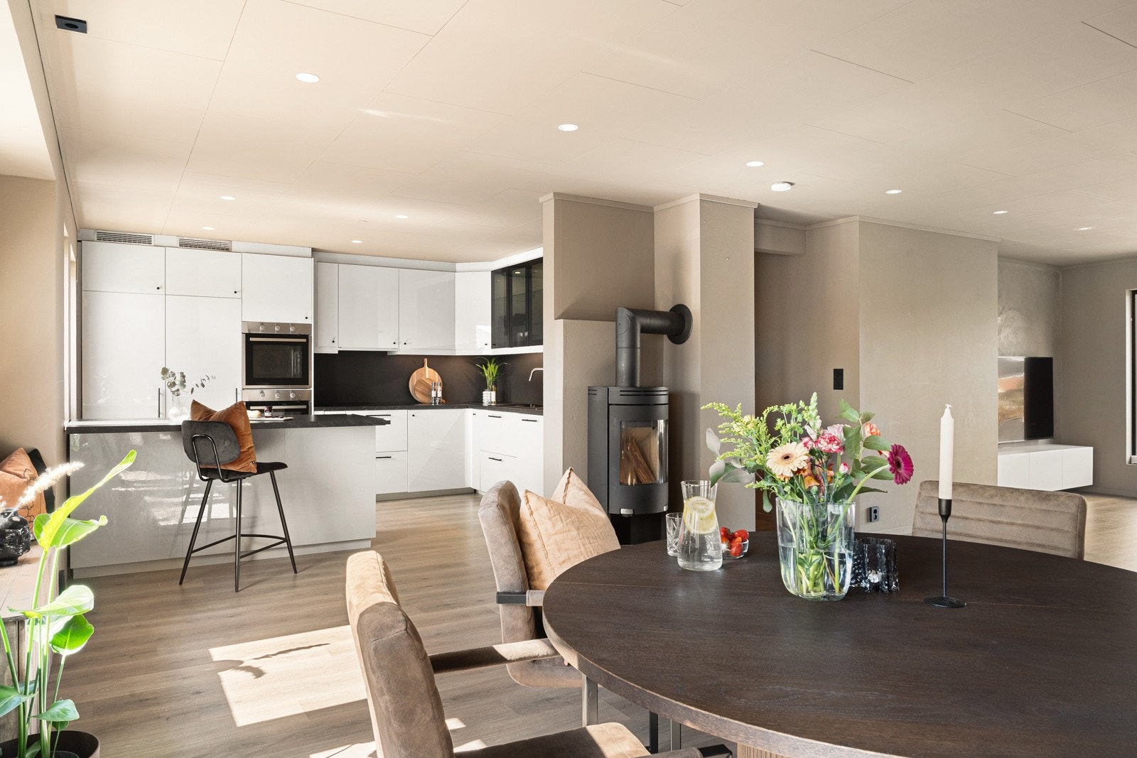 Spisestuen får en naturlig plassering i tilknytning til kjøkkenet. Galleribilde