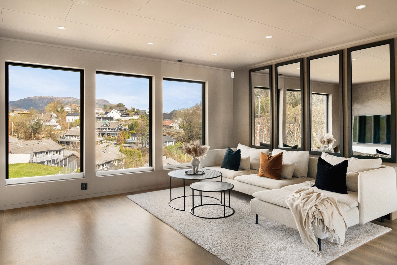 De store vindusflatene sørger for rikelig med lysinnslipp til rommet. Galleribilde