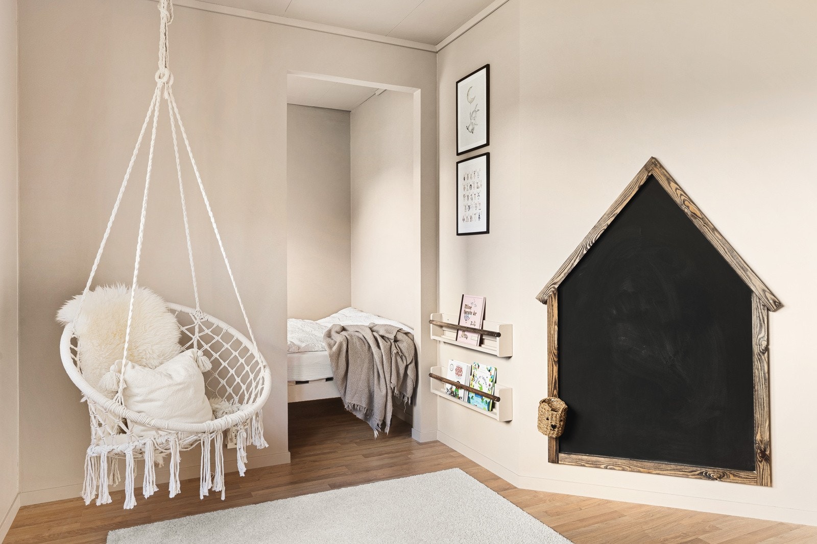 Soverom to måler 12 kvm og passer ypperlig som barne - eller gjesterom. Galleribilde