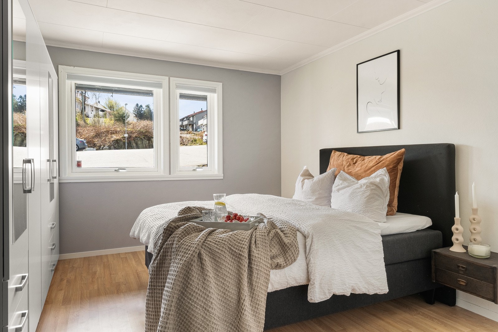 Hovedsoverommet måler ca. 13,8 kvm og rommer en dobbeltseng, nattbord på hver side samt en praktisk garderobeløsning. Galleribilde