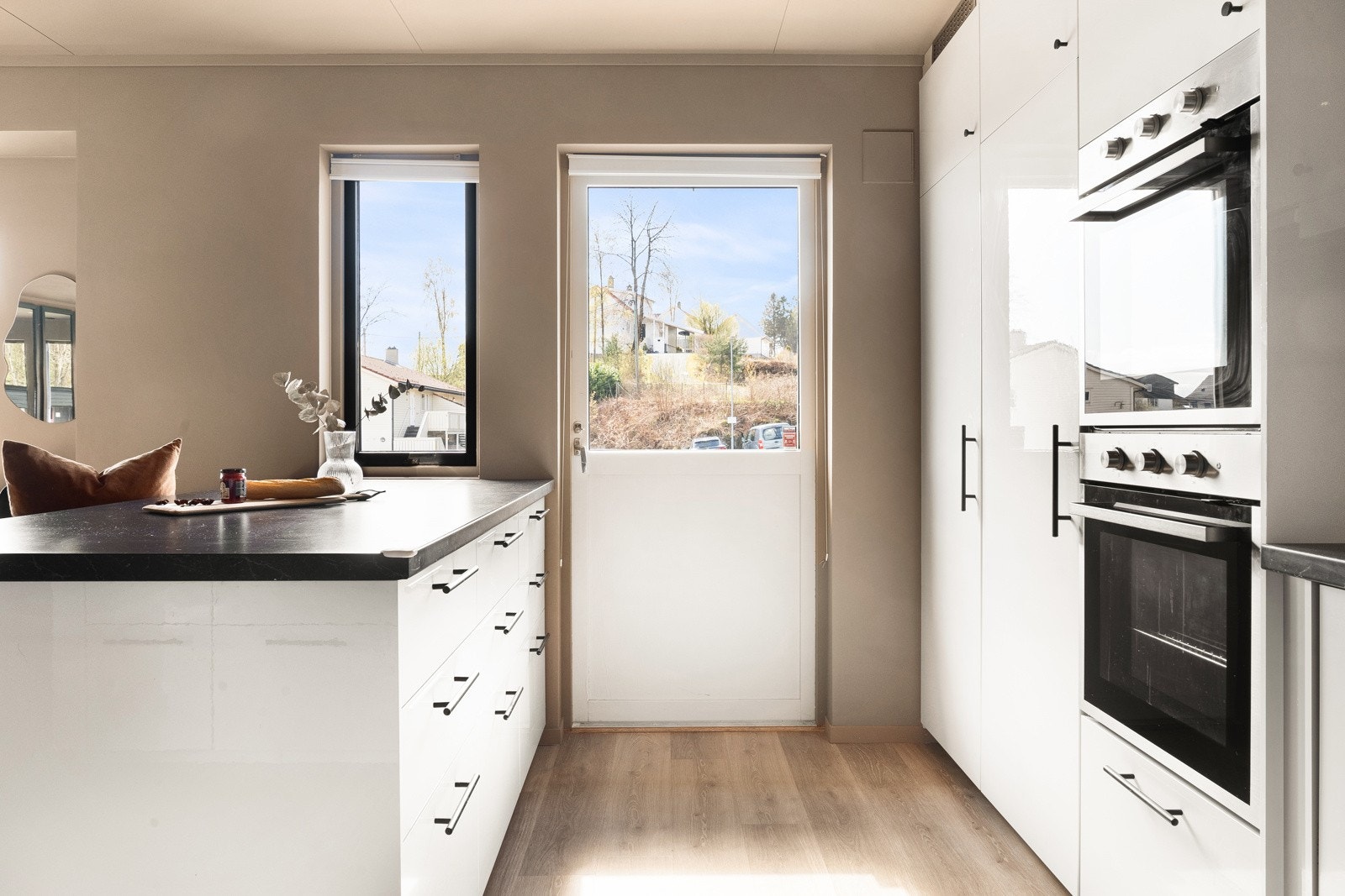 Fra kjøkkenet har man utgang til en herlig balkong! Galleribilde