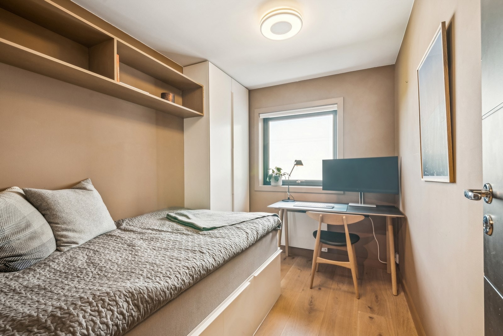 Soverom 3 har plassbygget seng med store skuffer for oppbevaring Galleribilde