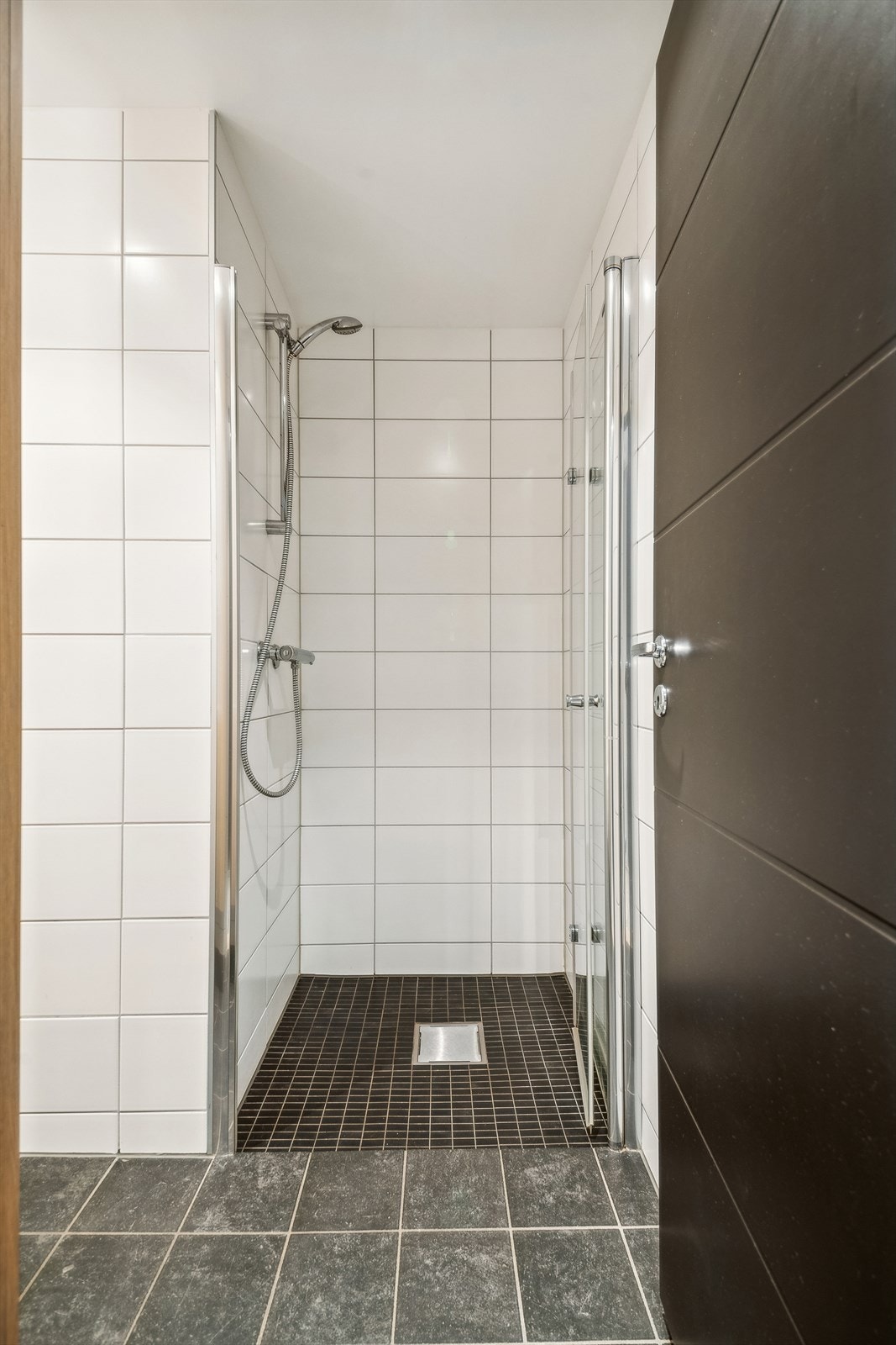 Dusj i baderom inn fra entrè Galleribilde