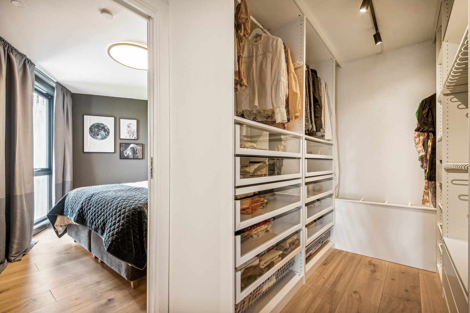 Walk-in mellom hovedsoverom og hovedbad har plassbygget skittentøysoppbevaring Galleribilde