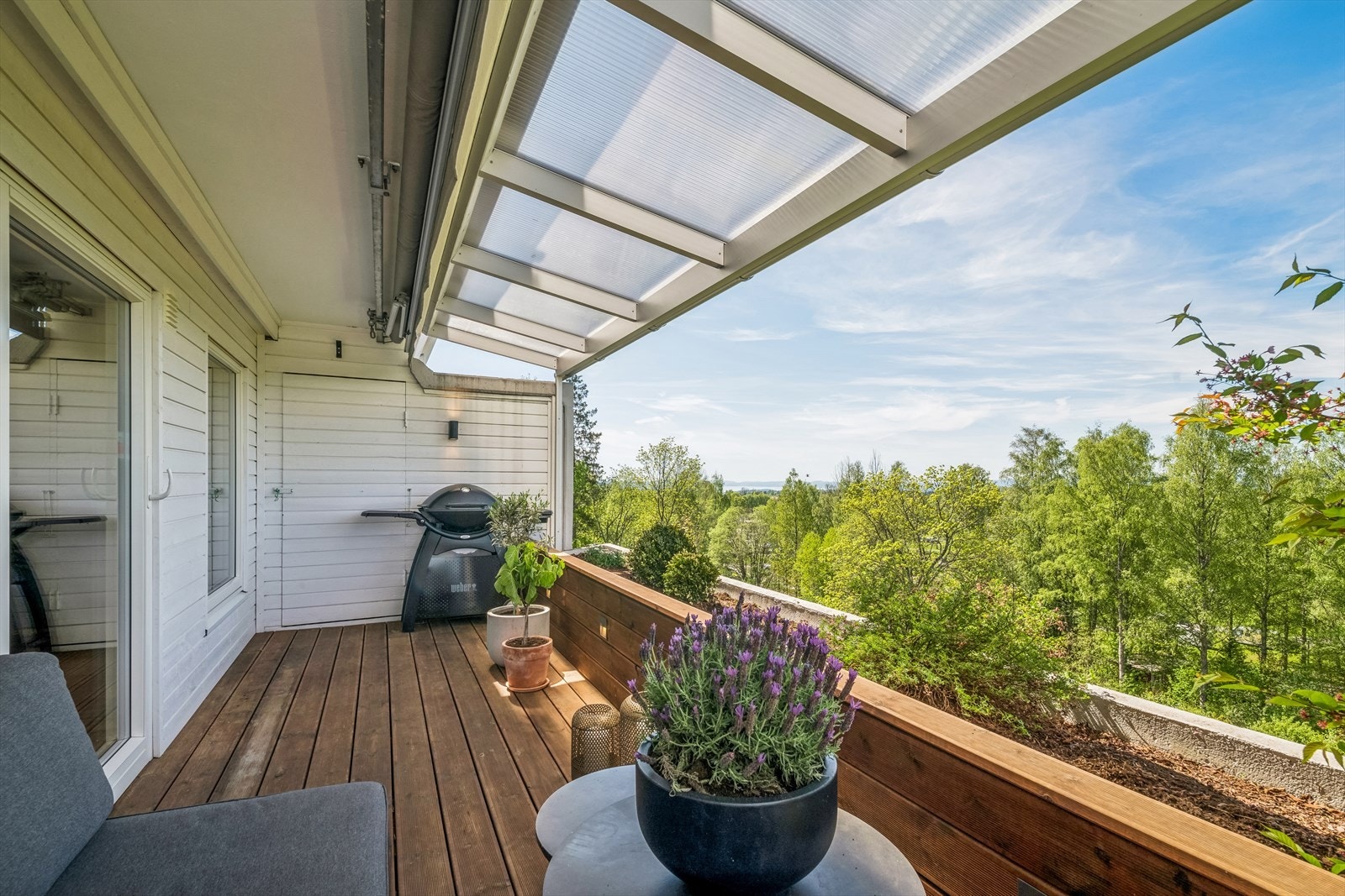 Delvis overbygget terrasse. Markise. Galleribilde