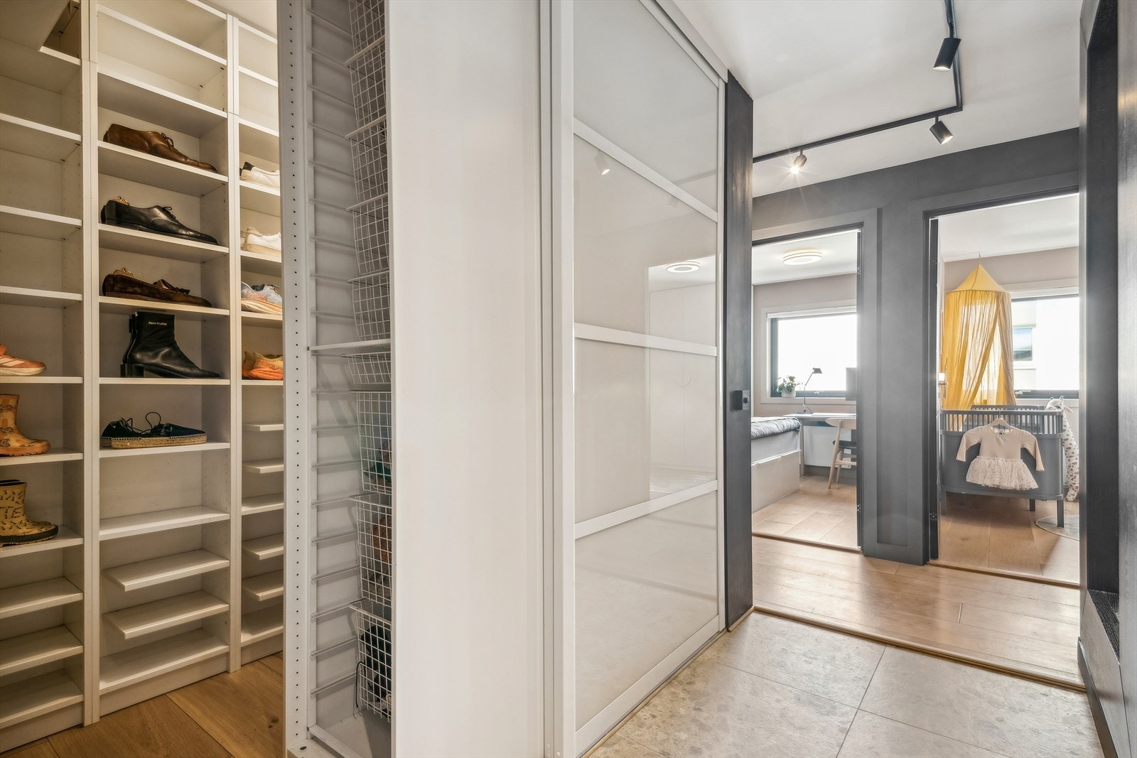 Fra entrè er det skyvedør inn til stor walk-in garderobe Galleribilde