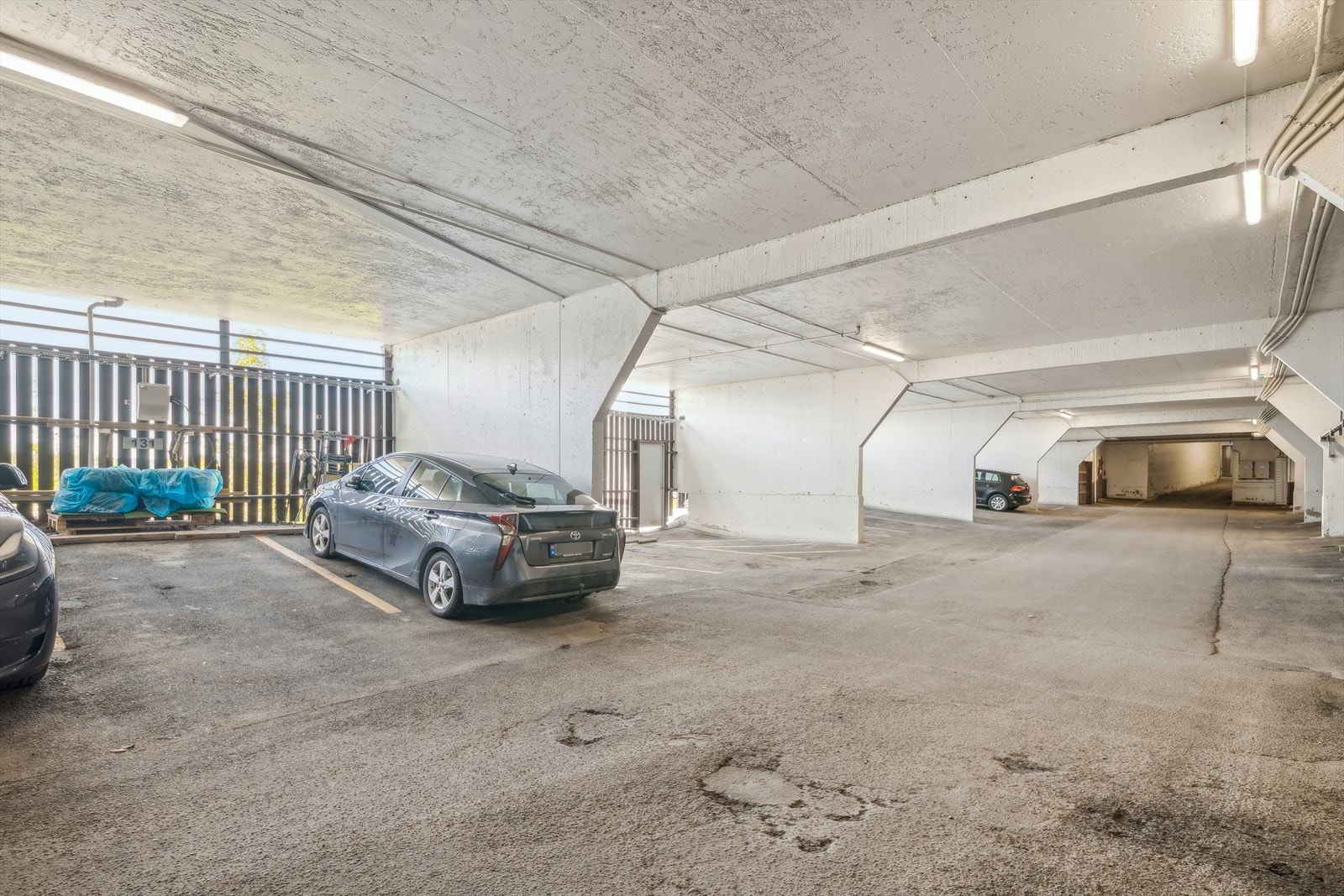 Garasjeplass med el-billader Galleribilde