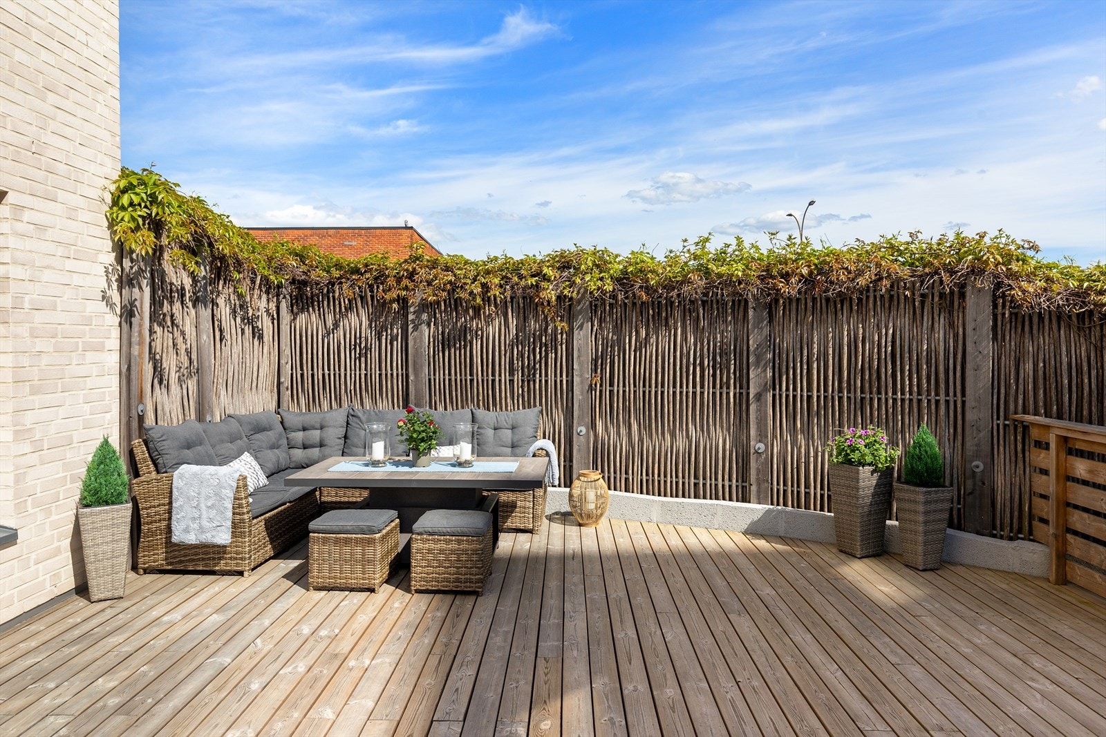 Her har du god plass til sofagruppe, grill m.m. Galleribilde