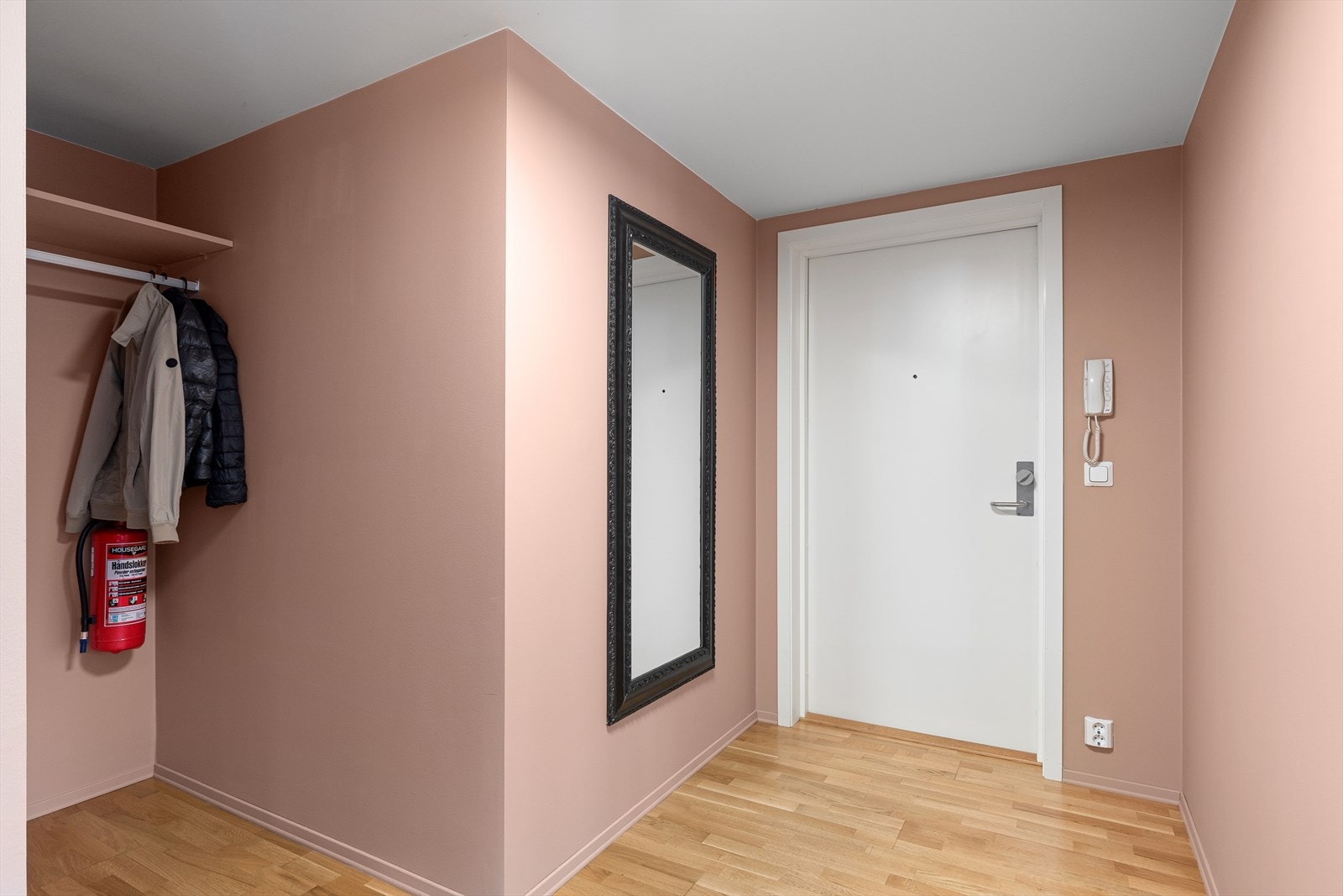 På gangen er det fin nisje med garderobeløsning. Galleribilde