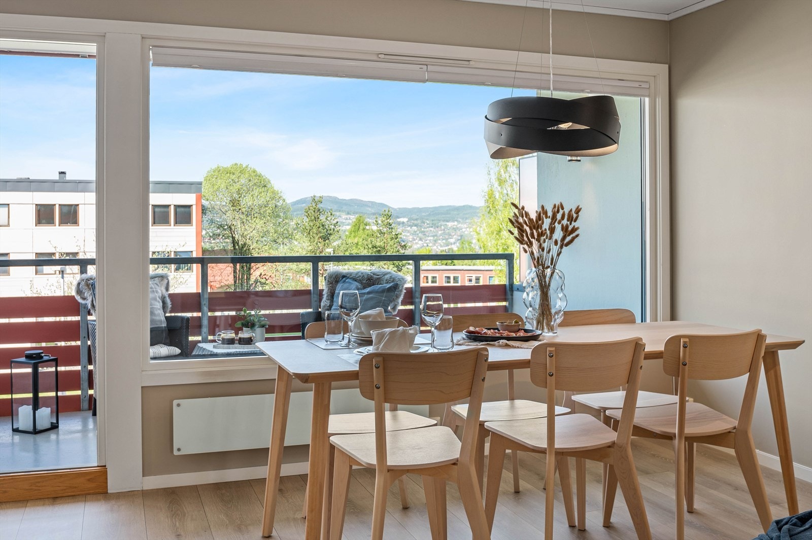 Stuen har en størrelse på 25,5m² og har direkte utgang til en flott, vestvendt veranda. Galleribilde