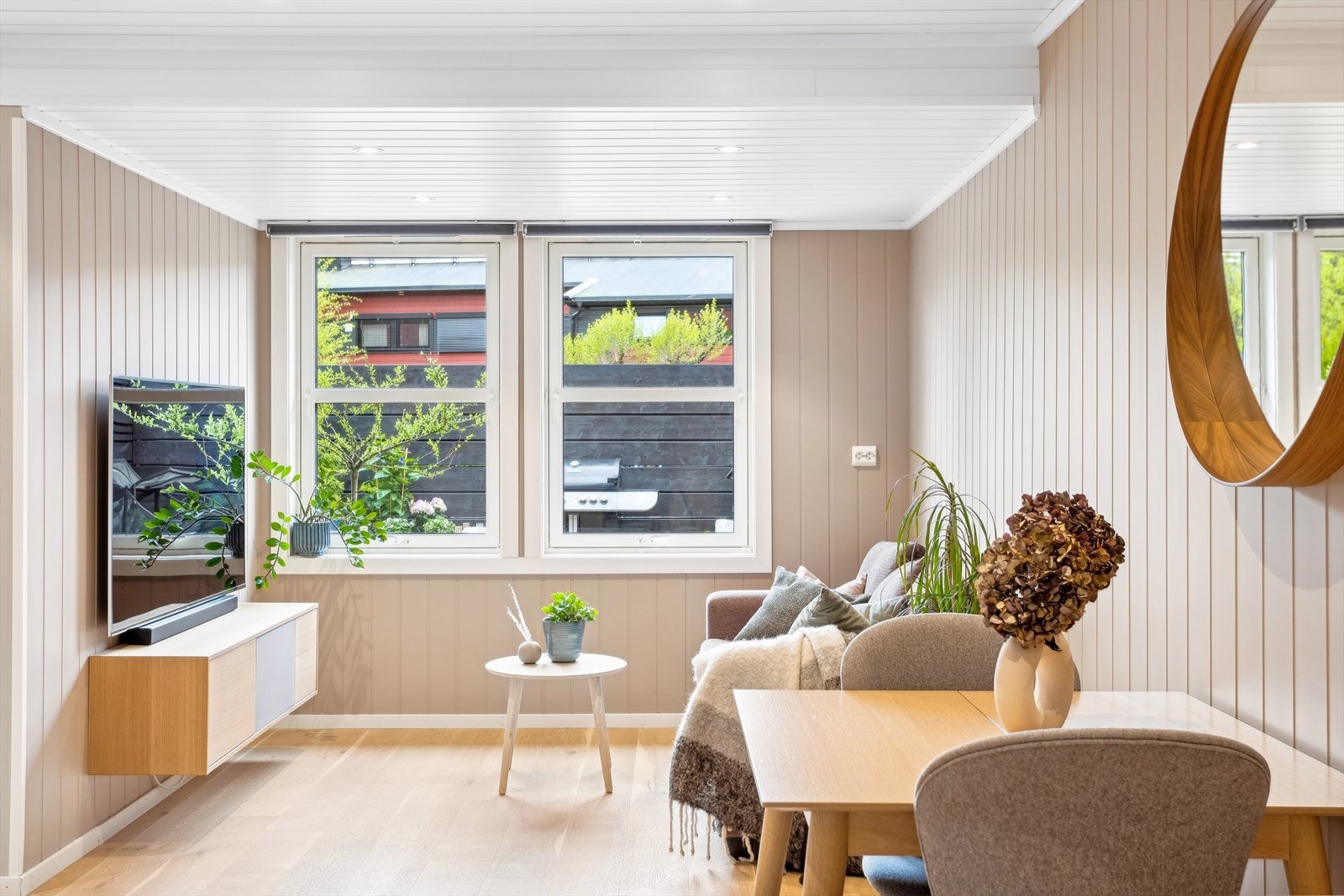 Innbydende og luftig stue med store vindusflater (2017). Galleribilde